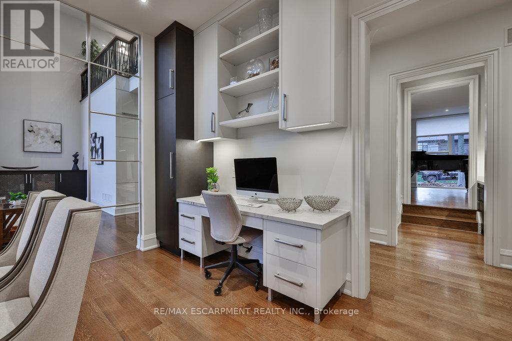 1293 Woodland Avenue, Mississauga, Ontario  L5G 2Y1 - Photo 12 - W12465987