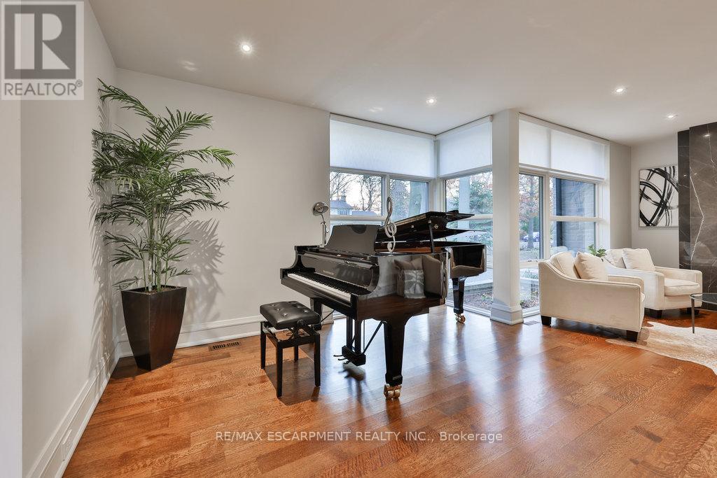1293 Woodland Avenue, Mississauga, Ontario  L5G 2Y1 - Photo 6 - W12465987