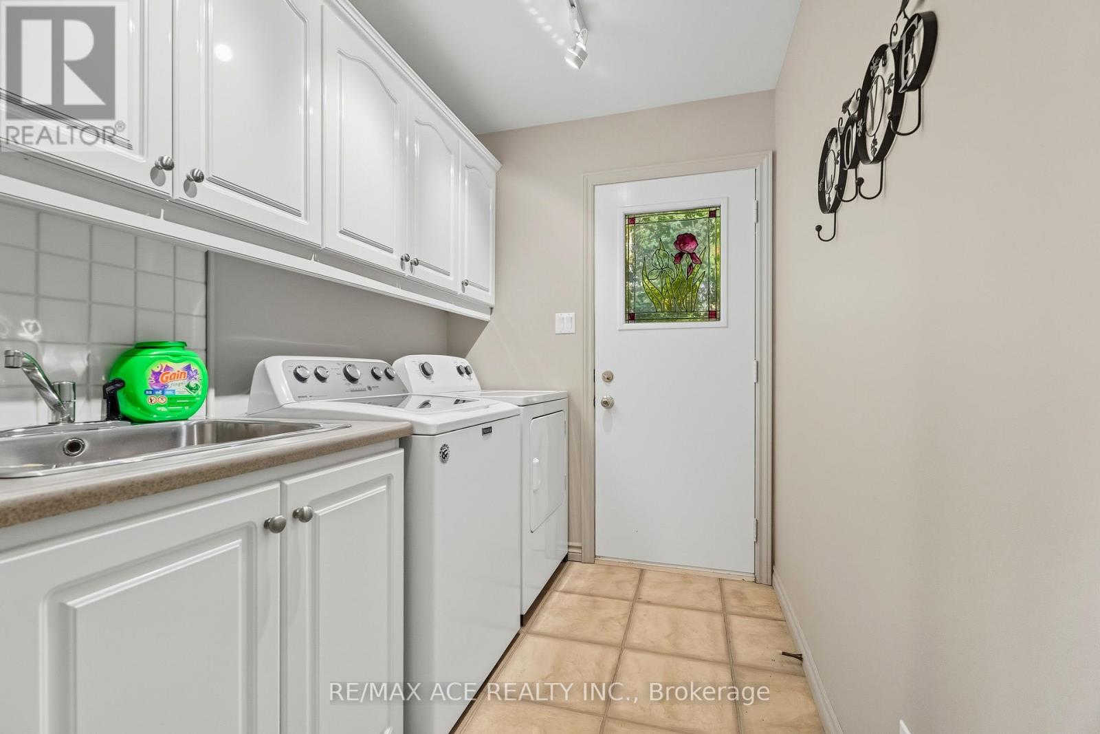 17 Black Willow Court, Richmond Hill, Ontario  L4E 2M7 - Photo 20 - N12469086