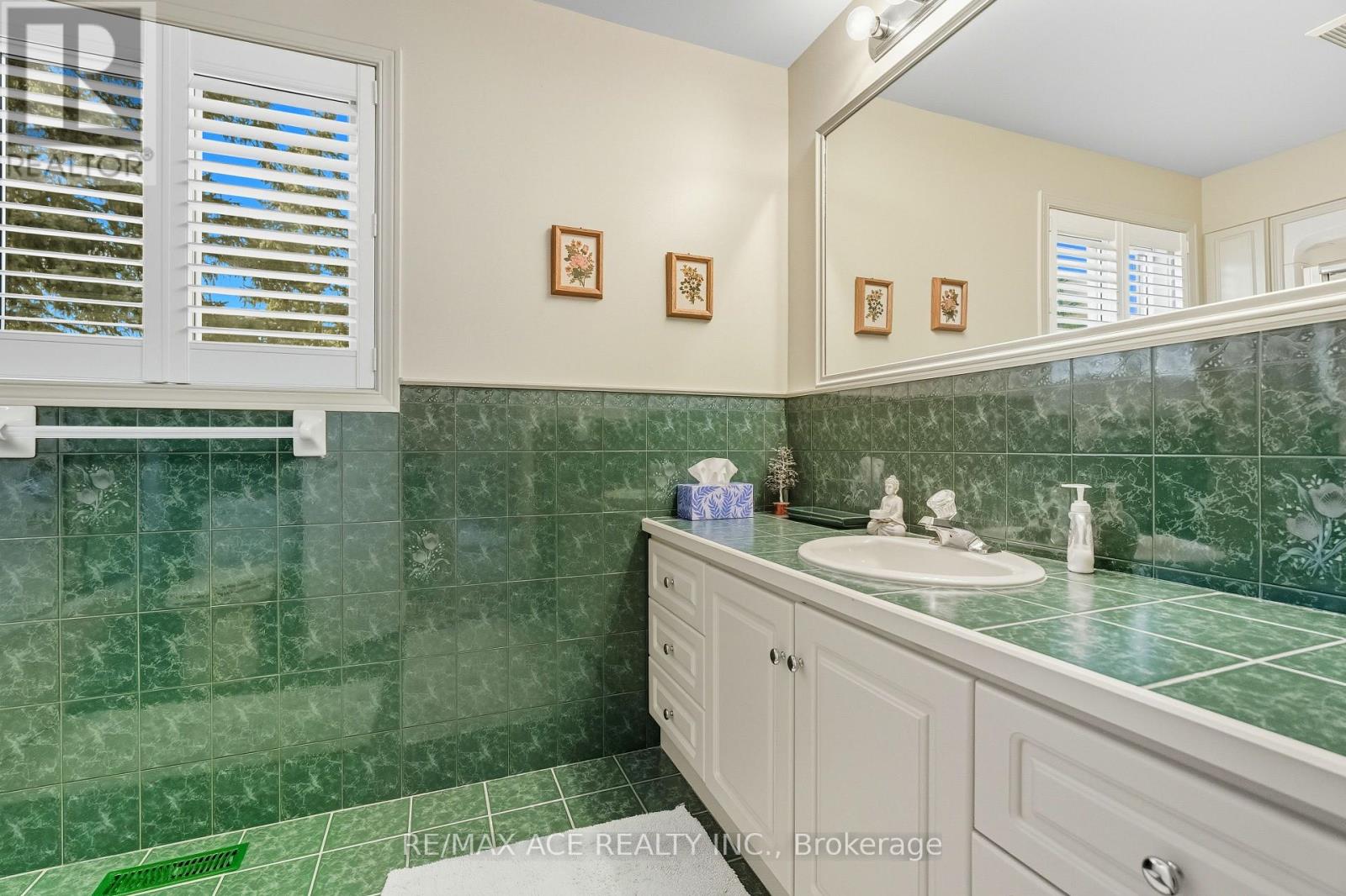 17 Black Willow Court, Richmond Hill, Ontario  L4E 2M7 - Photo 30 - N12469086