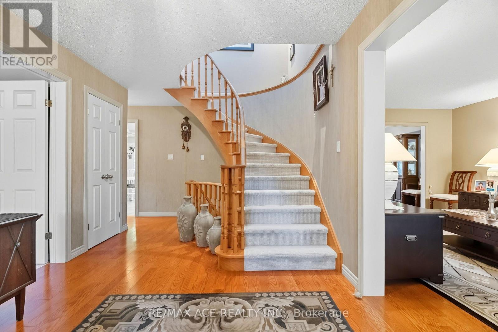 17 Black Willow Court, Richmond Hill, Ontario  L4E 2M7 - Photo 6 - N12469086