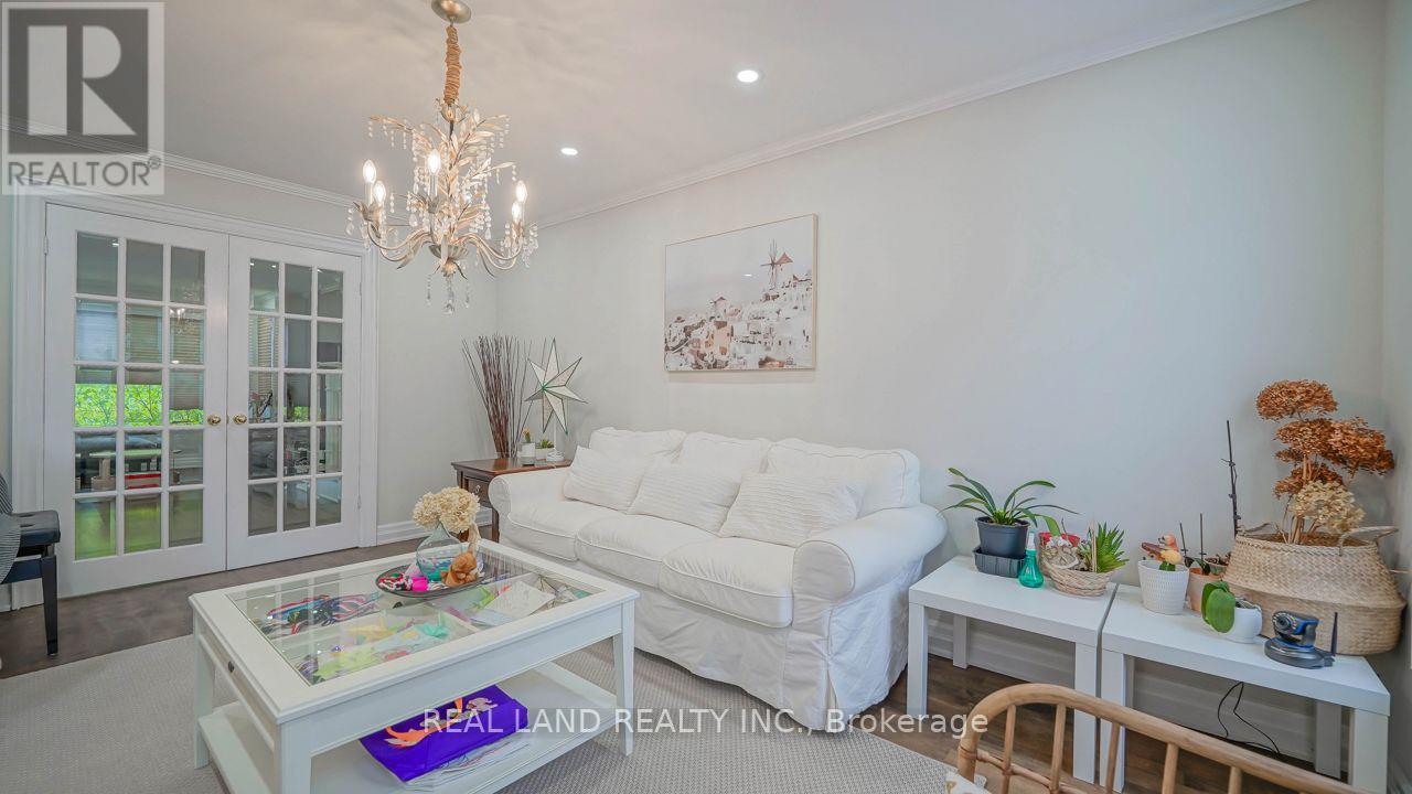10 Timpson Drive, Aurora, Ontario  L4G 5K6 - Photo 13 - N12469106