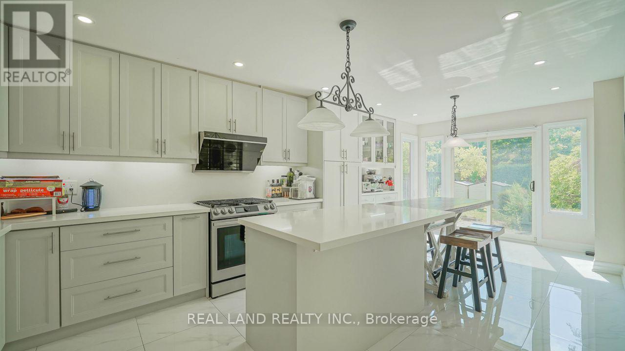 10 Timpson Drive, Aurora, Ontario  L4G 5K6 - Photo 15 - N12469106