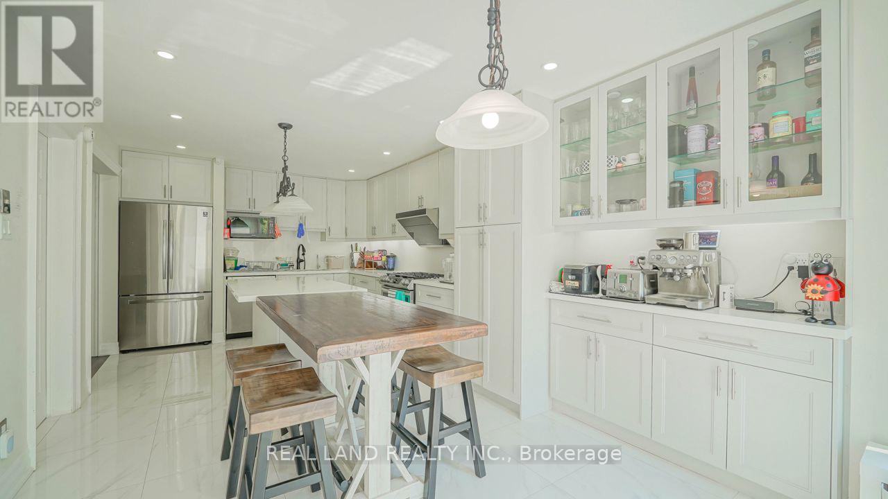 10 Timpson Drive, Aurora, Ontario  L4G 5K6 - Photo 16 - N12469106