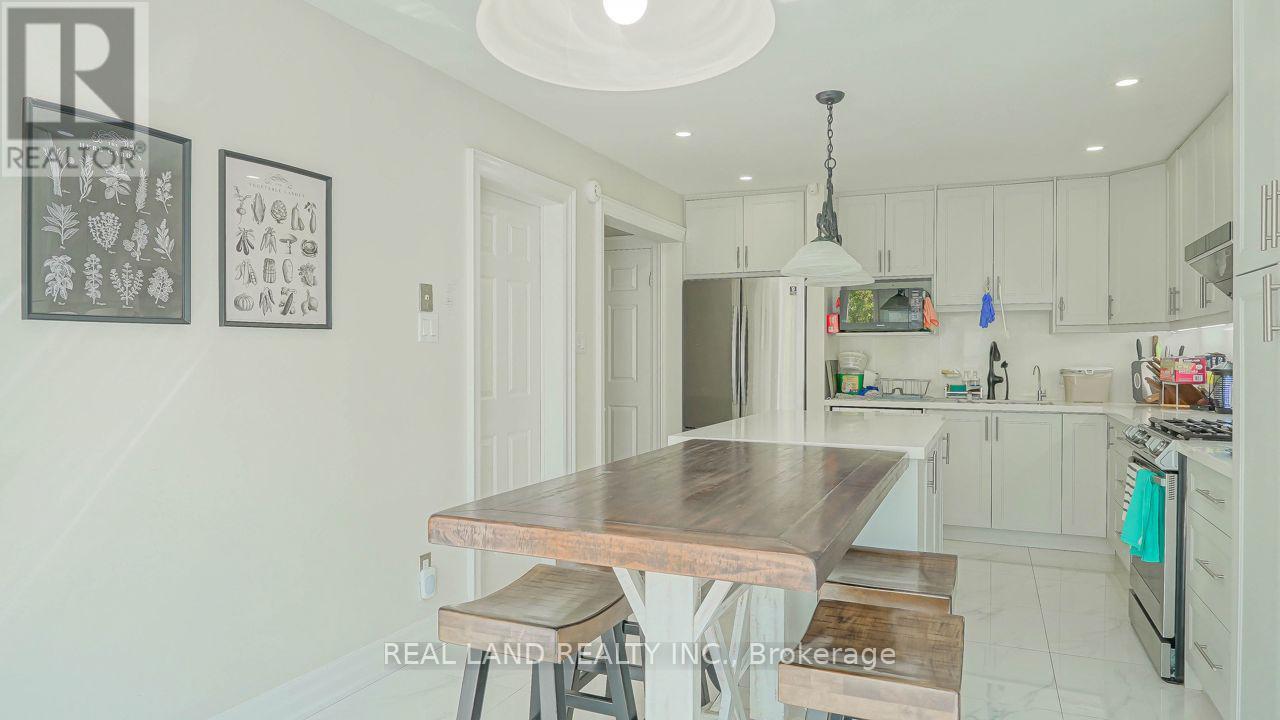10 Timpson Drive, Aurora, Ontario  L4G 5K6 - Photo 17 - N12469106