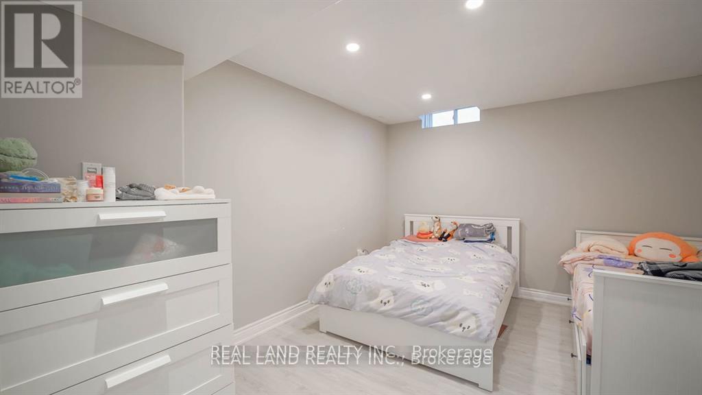 10 Timpson Drive, Aurora, Ontario  L4G 5K6 - Photo 34 - N12469106
