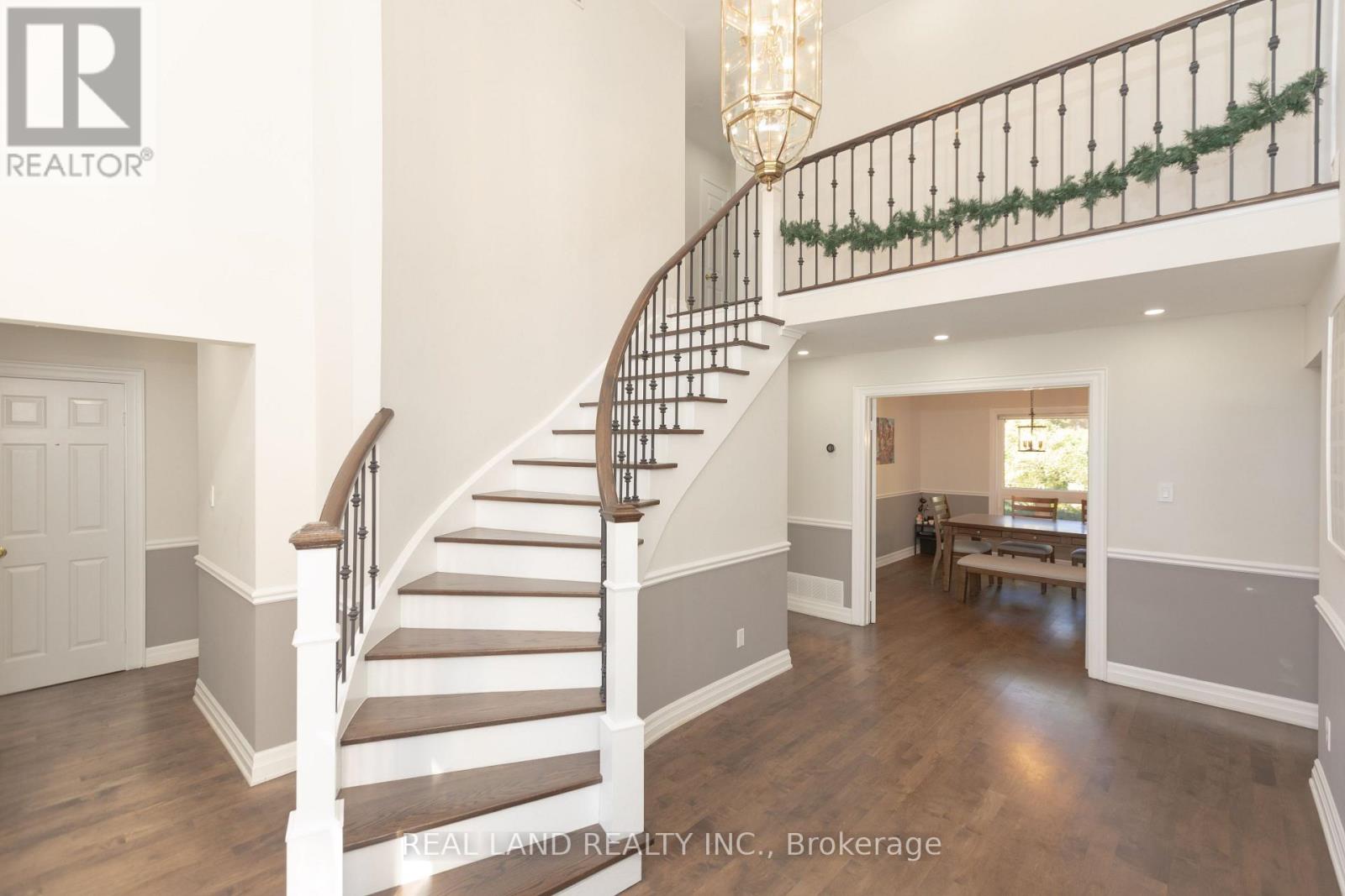 10 Timpson Drive, Aurora, Ontario  L4G 5K6 - Photo 4 - N12469106