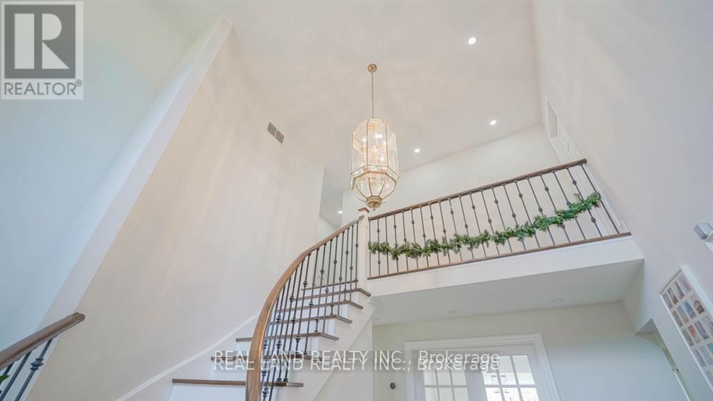 10 Timpson Drive, Aurora, Ontario  L4G 5K6 - Photo 7 - N12469106