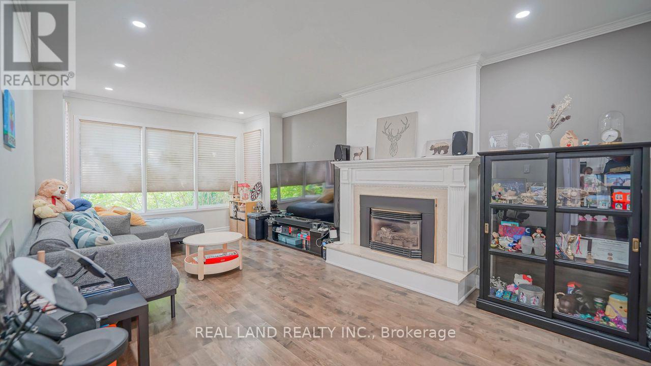 10 Timpson Drive, Aurora, Ontario  L4G 5K6 - Photo 8 - N12469106