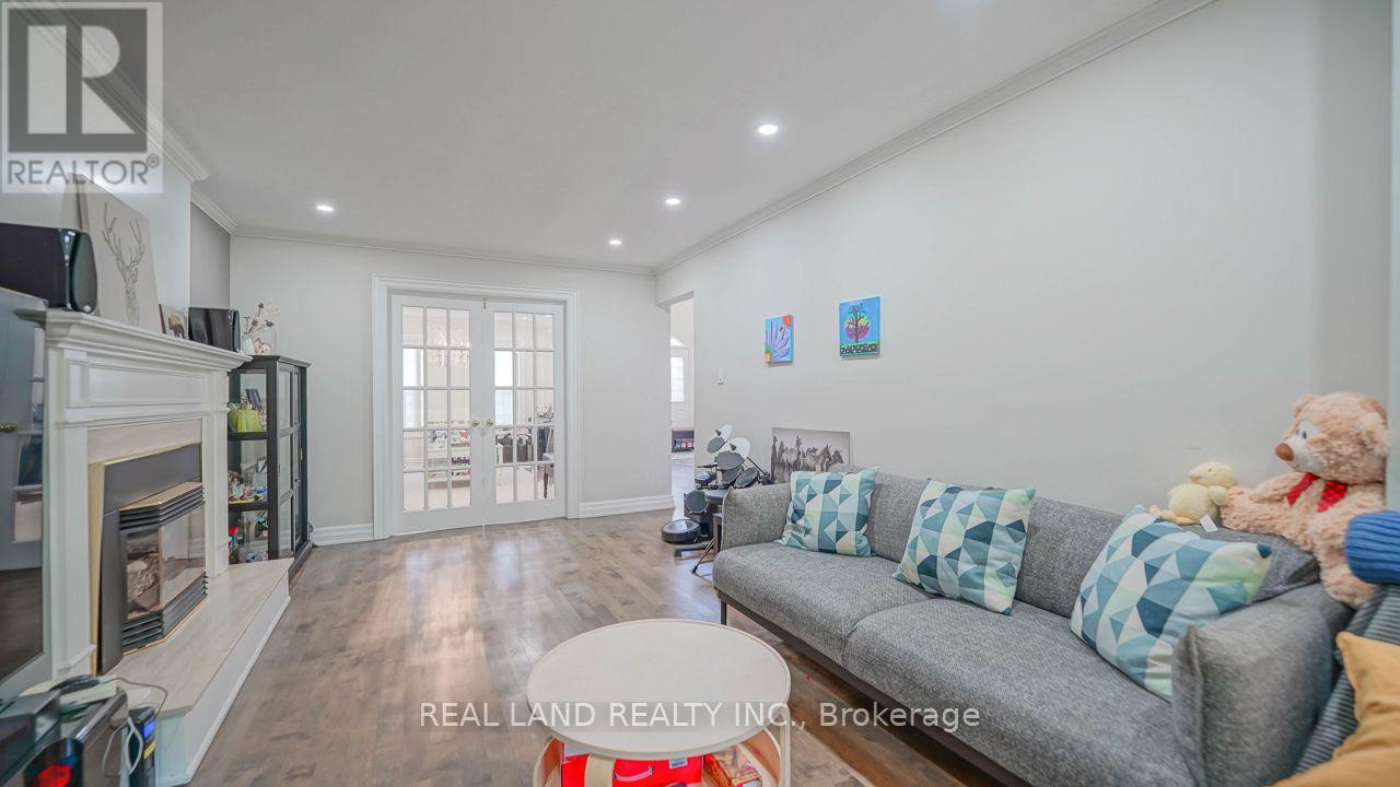 10 Timpson Drive, Aurora, Ontario  L4G 5K6 - Photo 9 - N12469106