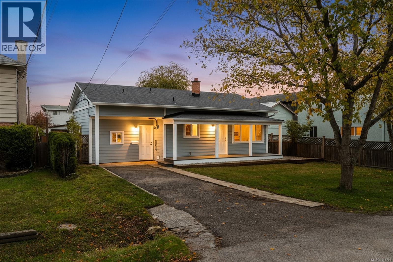9617 Fourth St, Sidney, British Columbia  V8L 2Y5 - Photo 2 - 1017796