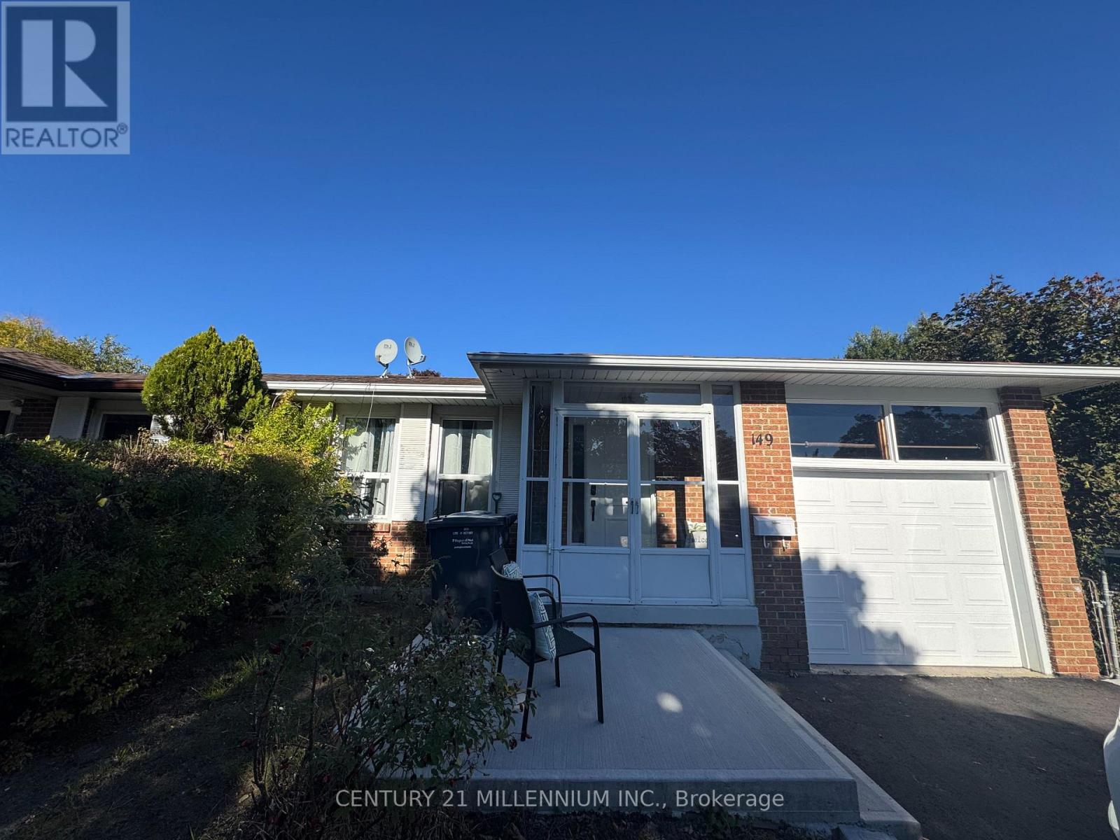 Upper - 149 Manitou Crescent, Brampton, Ontario  L6S 2Z6 - Photo 2 - W12469070