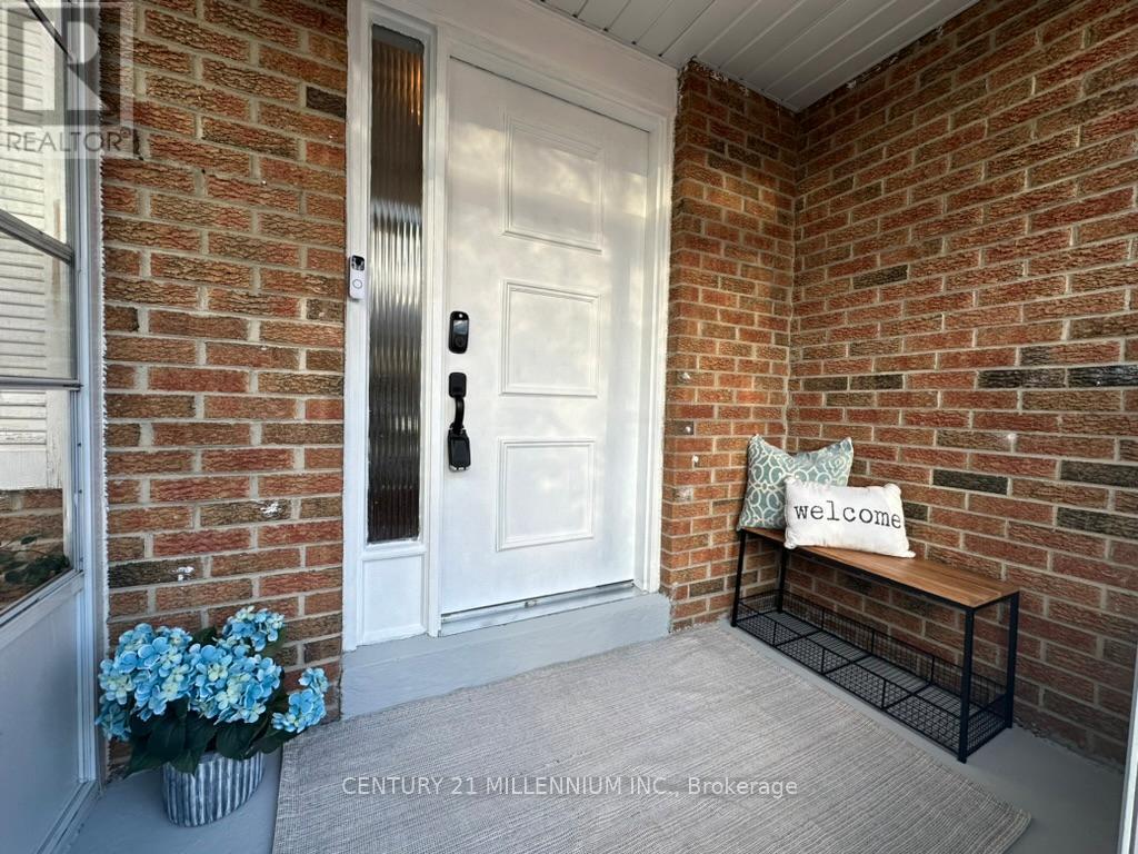 Upper - 149 Manitou Crescent, Brampton, Ontario  L6S 2Z6 - Photo 5 - W12469070