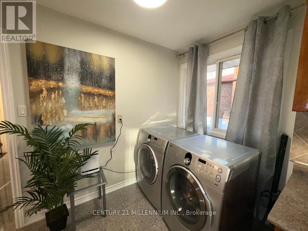 Upper - 149 Manitou Crescent, Brampton, Ontario  L6S 2Z6 - Photo 8 - W12469070