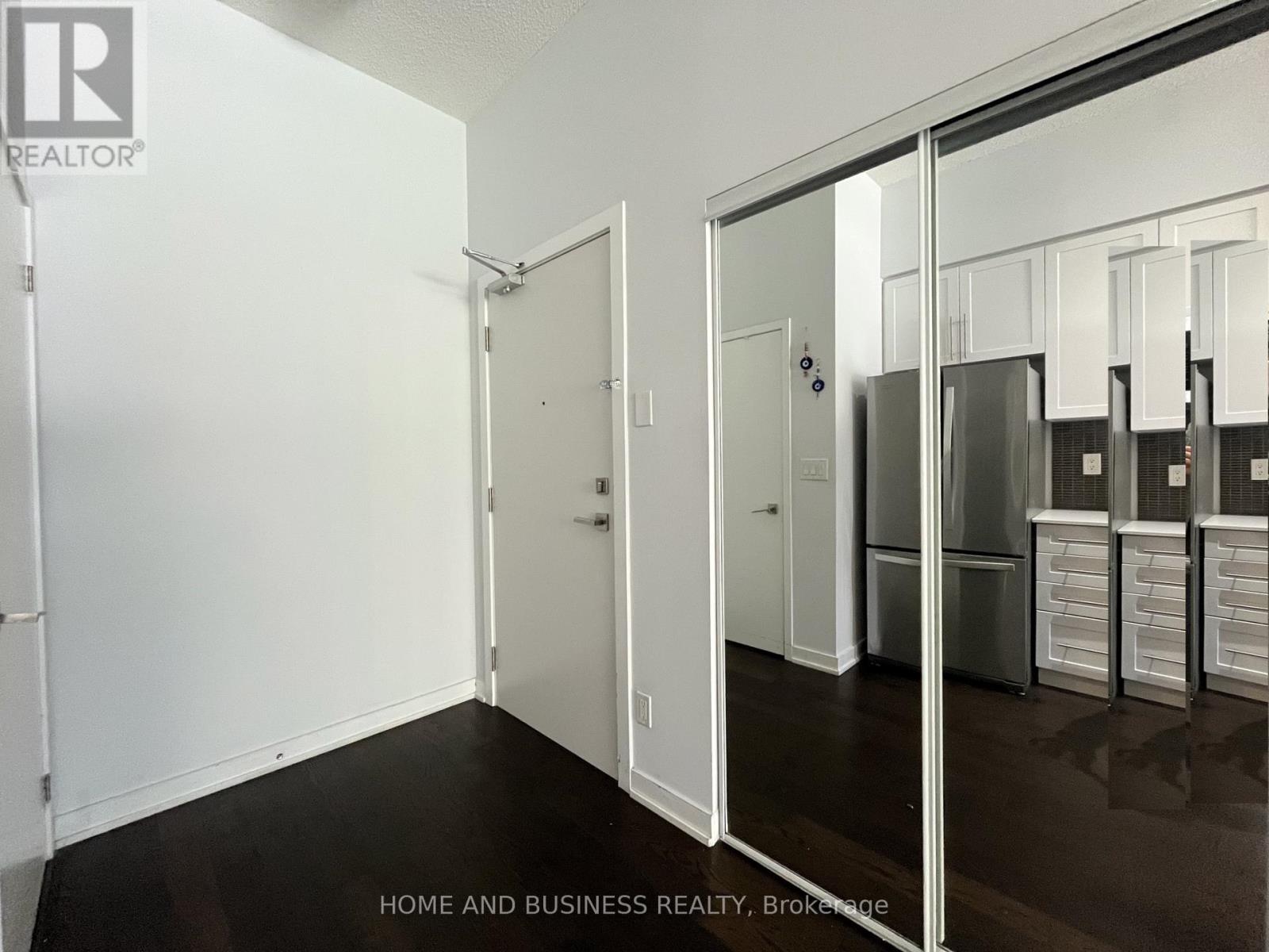 402 - 510 Curran Place, Mississauga, Ontario  L5B 0J8 - Photo 4 - W12469085