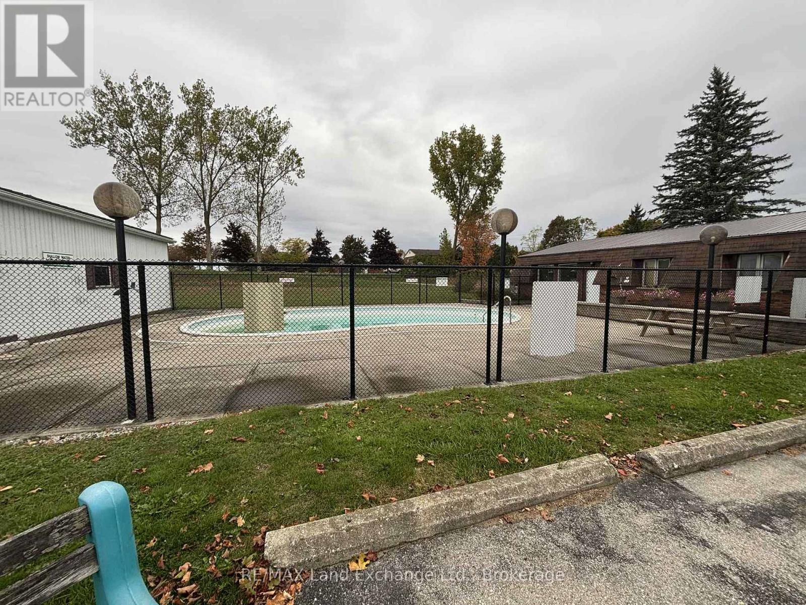 35 Briarwood Crescent, North Huron, Ontario  N0G 2W0 - Photo 23 - X12450512