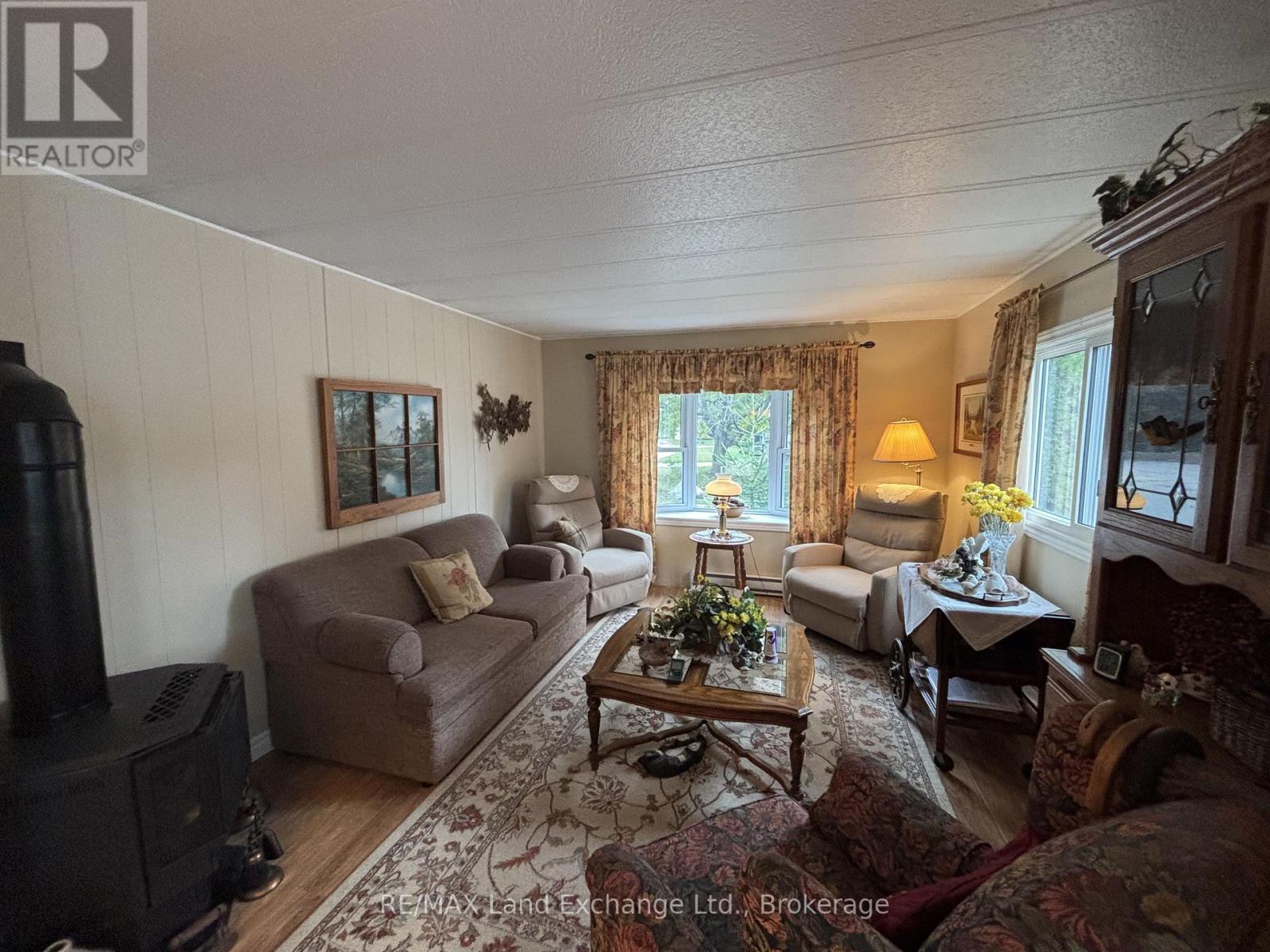 35 Briarwood Crescent, North Huron, Ontario  N0G 2W0 - Photo 4 - X12450512