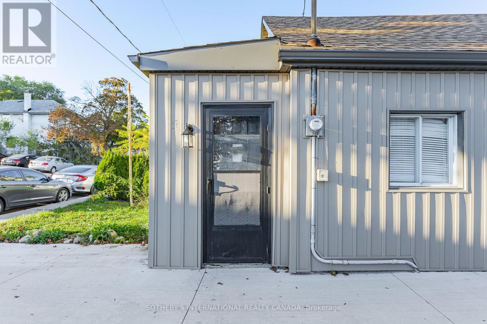15 Grantham Avenue, Cambridge, Ontario  N1R 4V3 - Photo 2 - X12469082