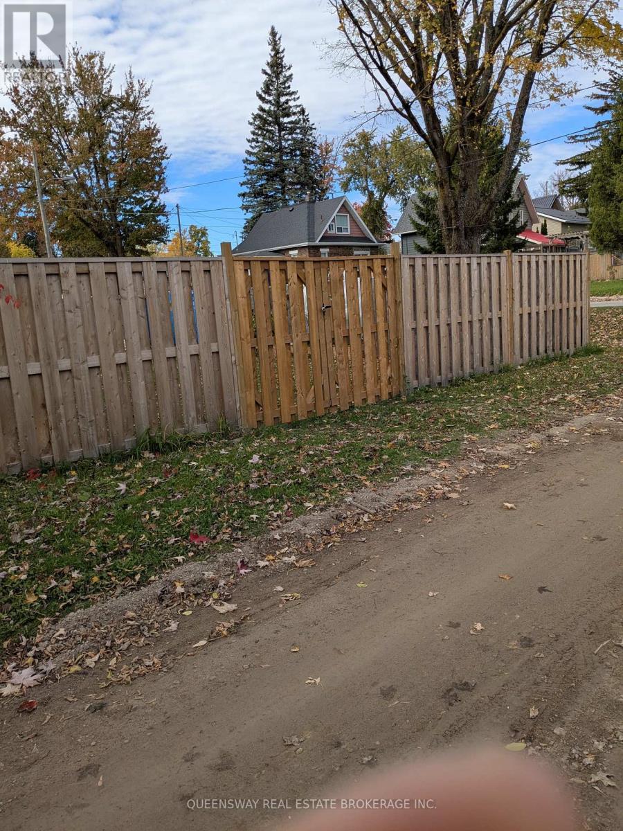 115 Centre Street, Shelburne, Ontario  L0N 1S4 - Photo 8 - X12469097