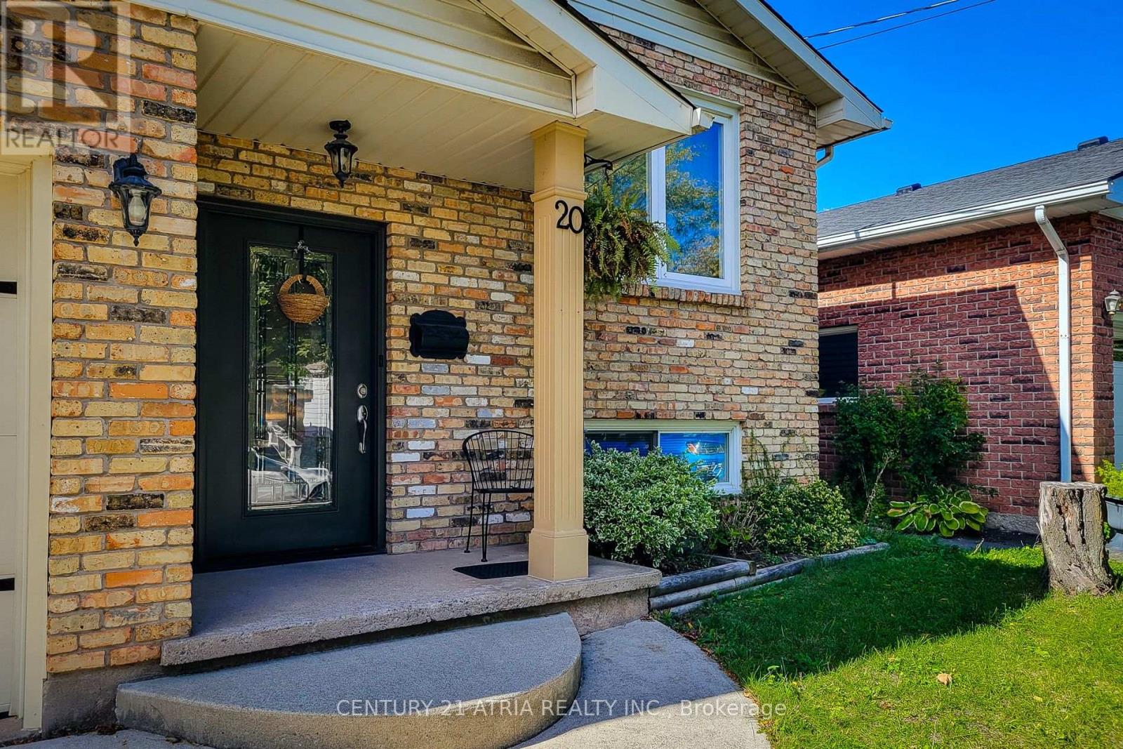 20 Ravine Road, St. Catharines, Ontario  L2P 3A7 - Photo 4 - X12469127