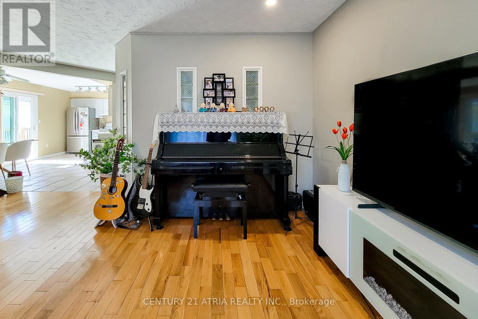 20 Ravine Road, St. Catharines, Ontario  L2P 3A7 - Photo 7 - X12469127