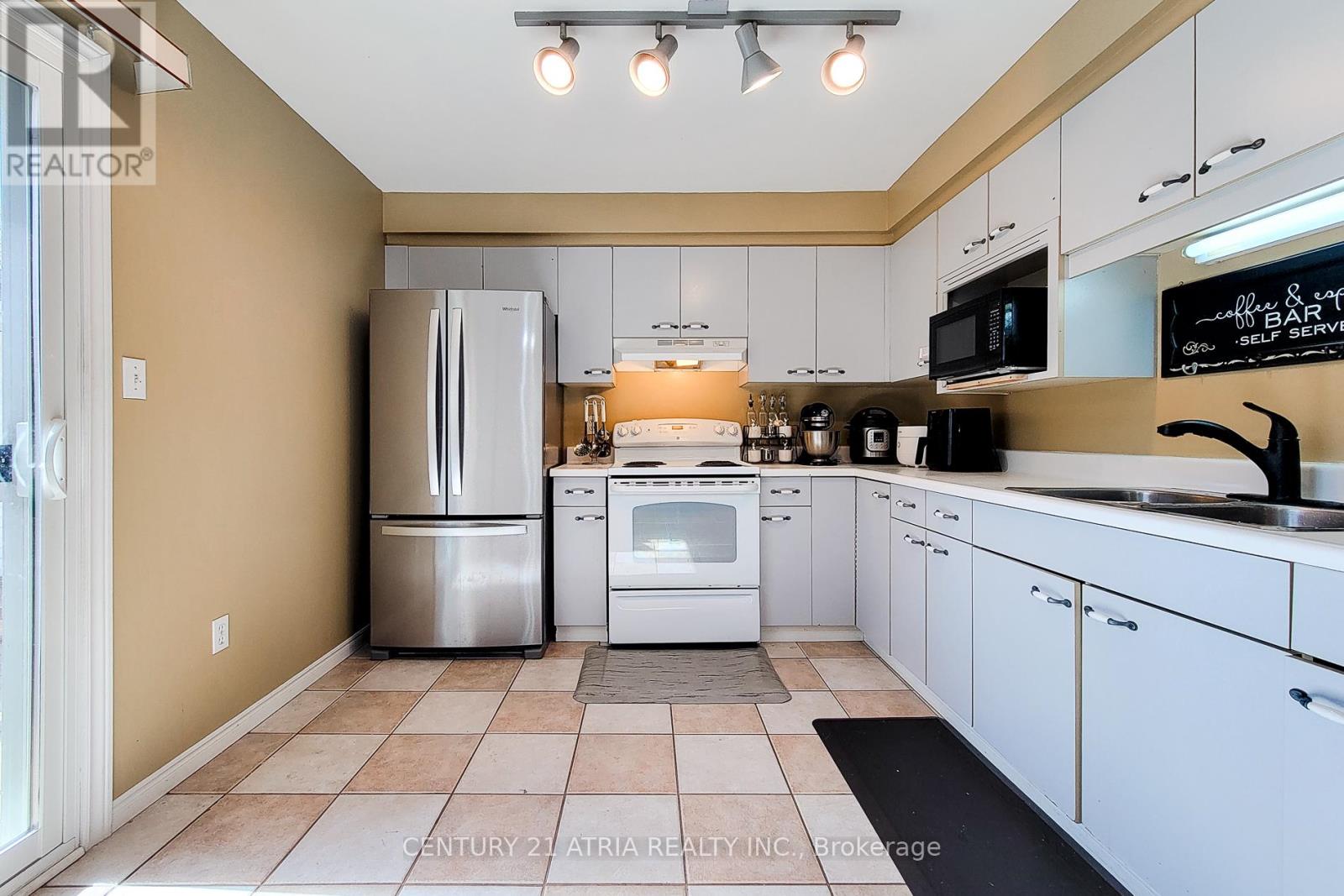 20 Ravine Road, St. Catharines, Ontario  L2P 3A7 - Photo 8 - X12469127
