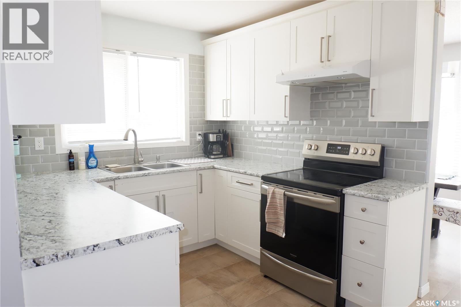107 Empire Place, Assiniboia, Saskatchewan  S0H 0B0 - Photo 2 - SK021151