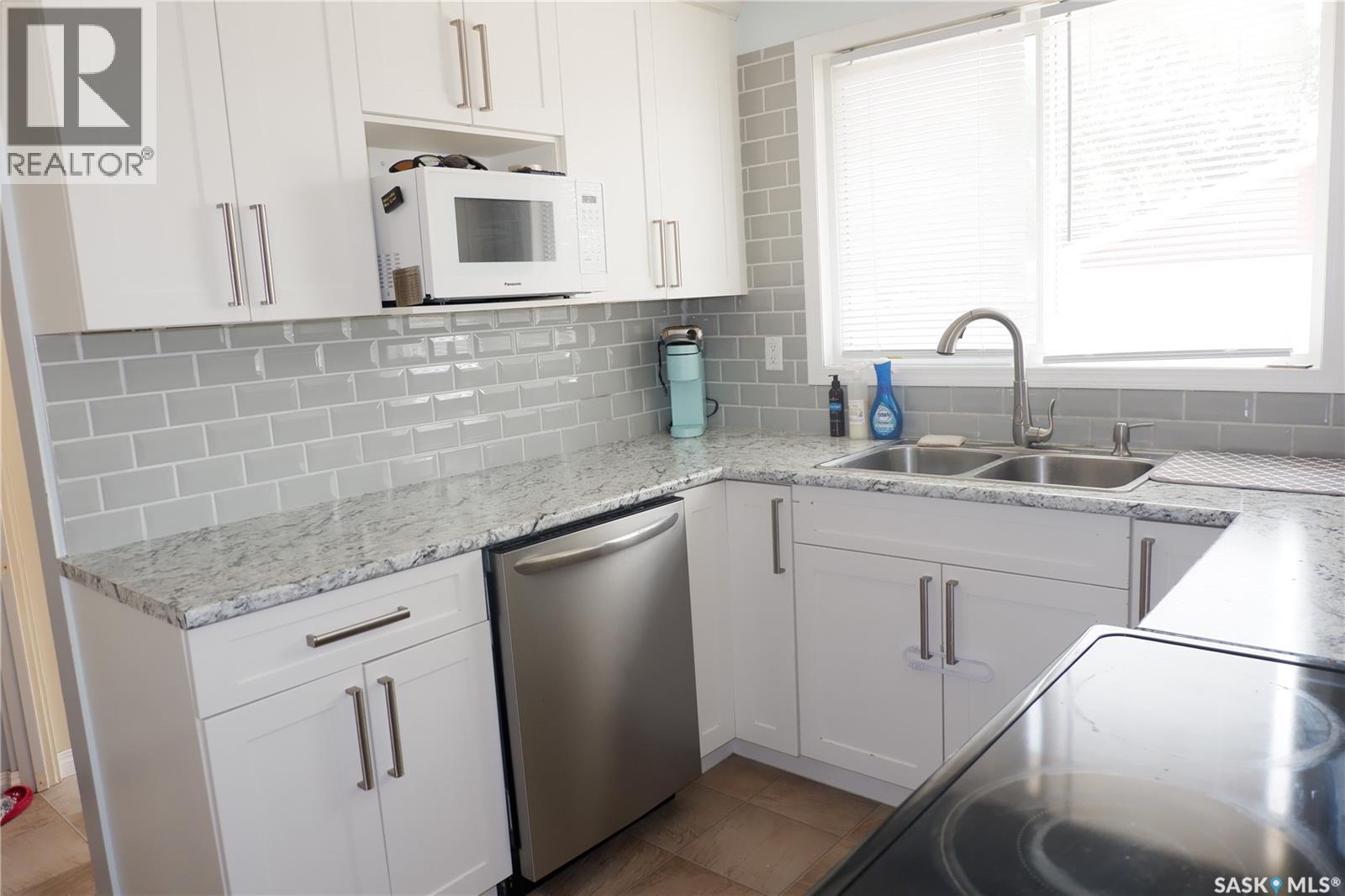 107 Empire Place, Assiniboia, Saskatchewan  S0H 0B0 - Photo 3 - SK021151