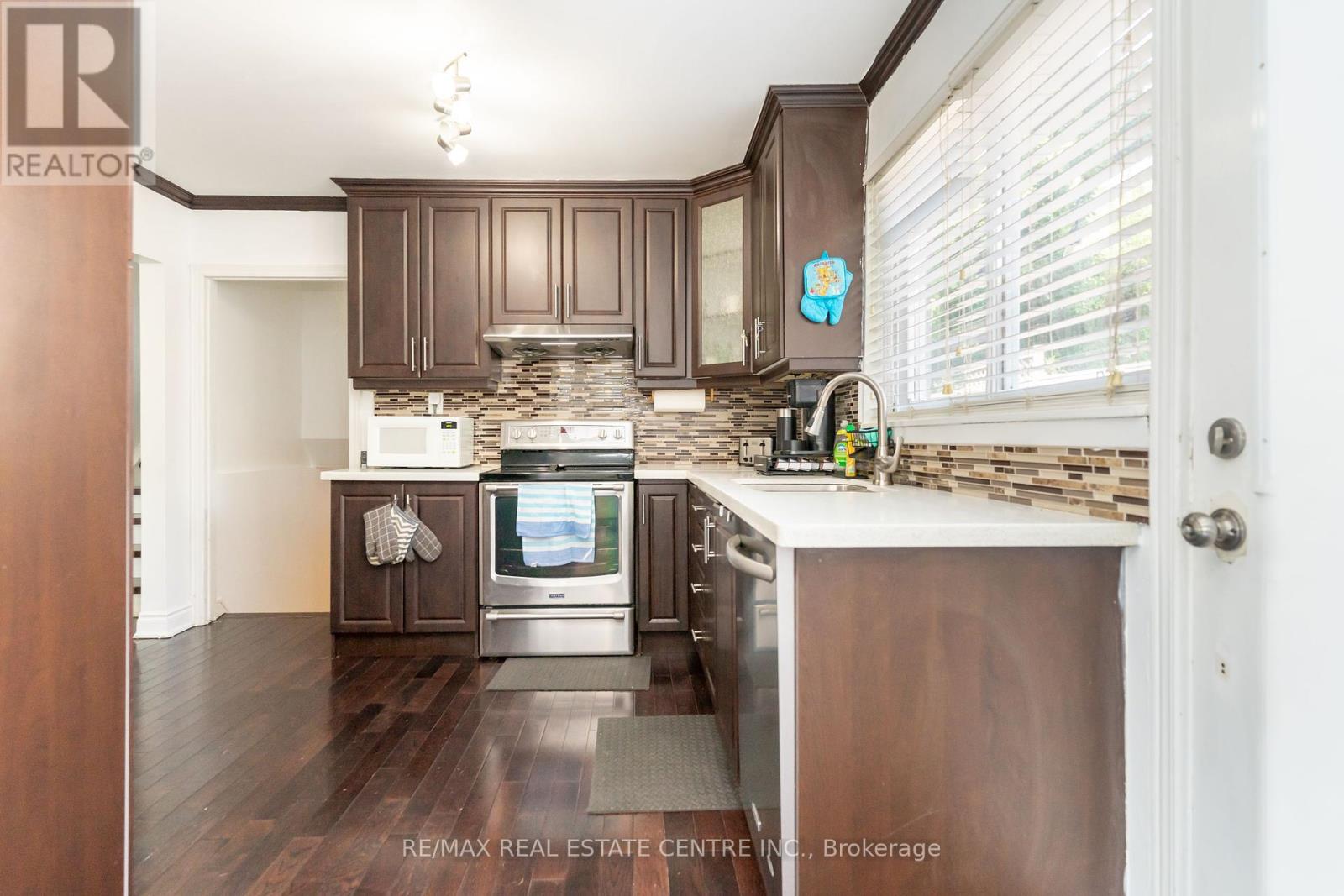 105 Aloma Crescent, Brampton, Ontario  L6T 2N8 - Photo 7 - W12465845