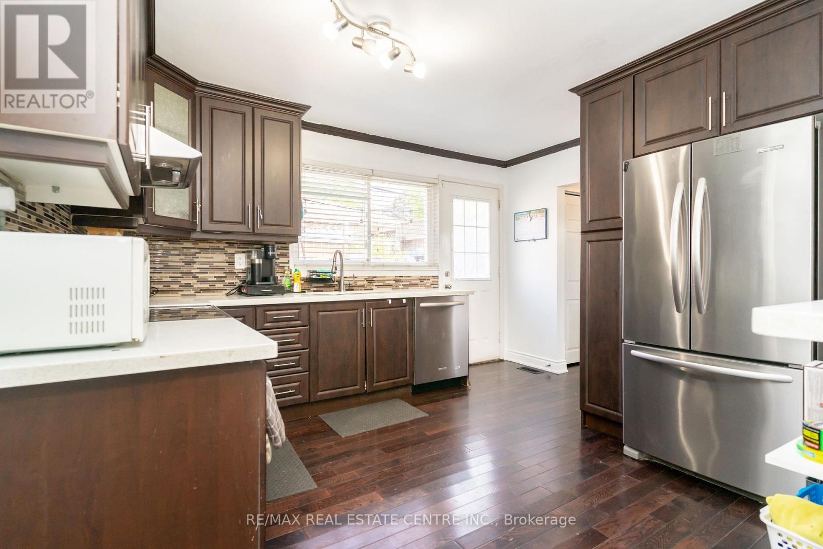 105 Aloma Crescent, Brampton, Ontario  L6T 2N8 - Photo 9 - W12465845