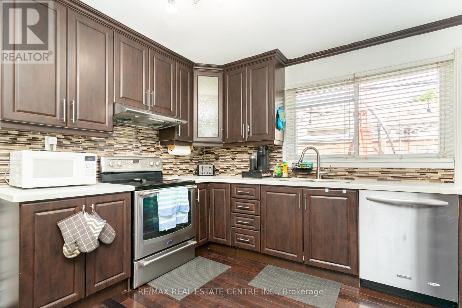 105 Aloma Crescent, Brampton, Ontario  L6T 2N8 - Photo 8 - W12465845