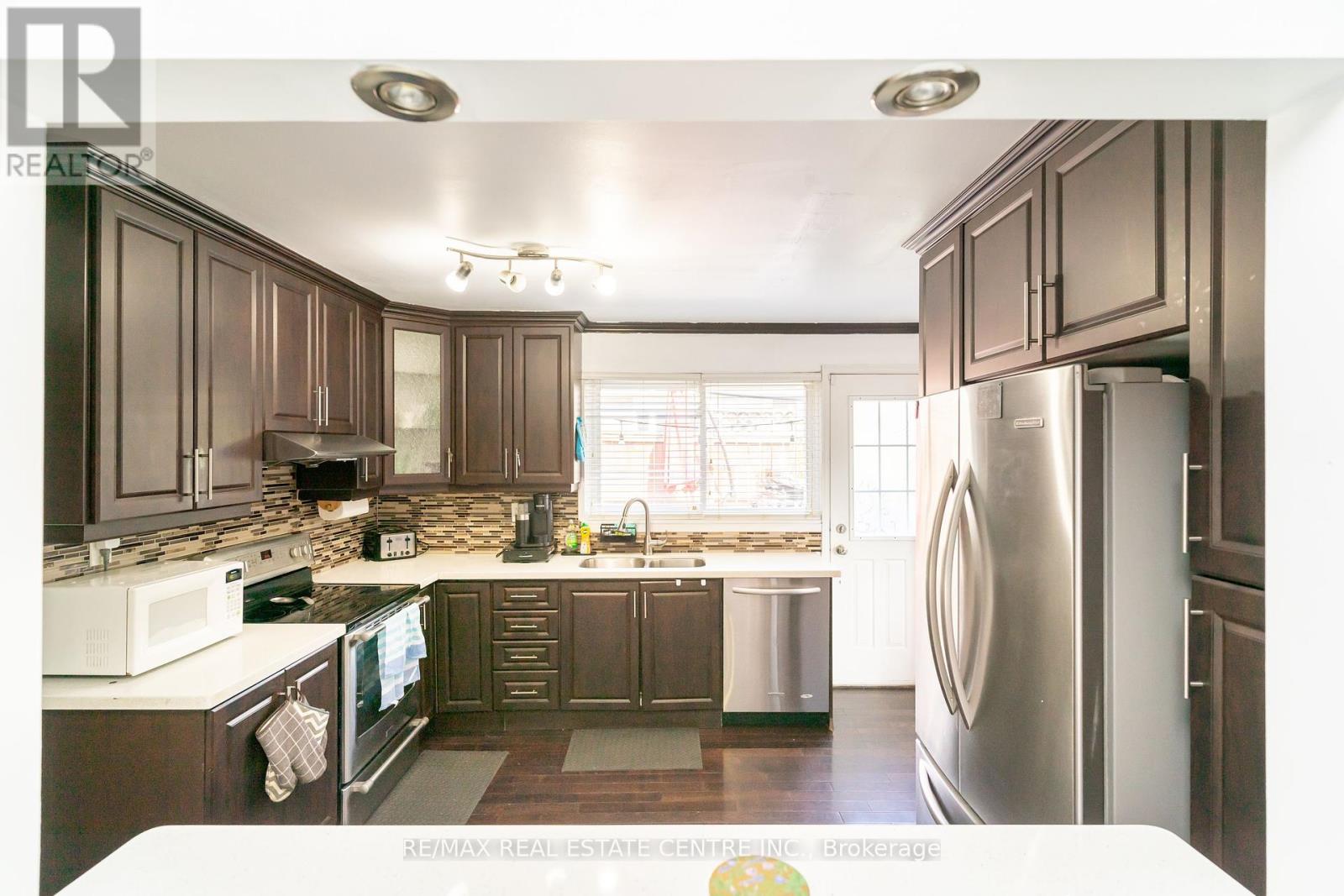 105 Aloma Crescent, Brampton, Ontario  L6T 2N8 - Photo 10 - W12465845