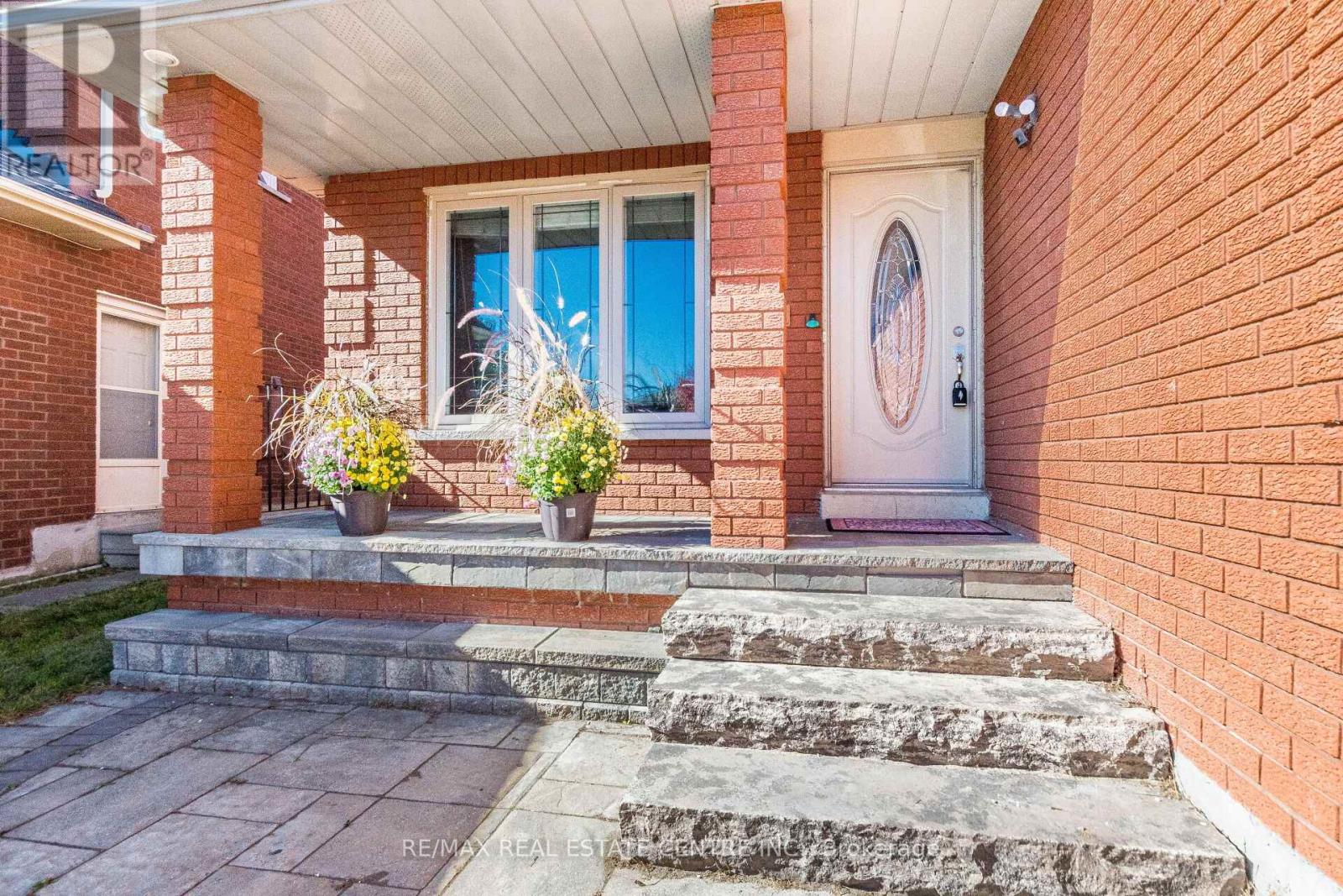963 Summerbreeze Court, Mississauga, Ontario  L5V 1C9 - Photo 3 - W12469167
