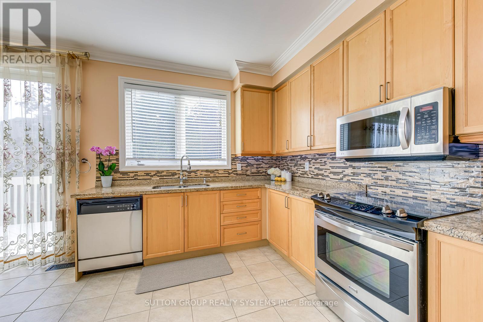 2207 Kwinter Road, Oakville, Ontario  L6M 0G1 - Photo 17 - W12469174