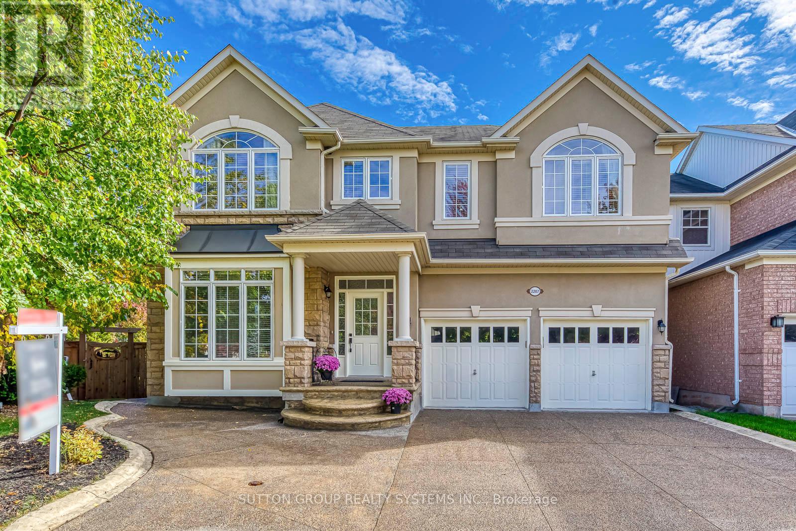 2207 Kwinter Road, Oakville, Ontario  L6M 0G1 - Photo 2 - W12469174