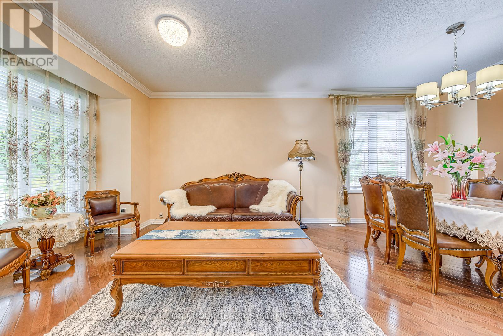 2207 Kwinter Road, Oakville, Ontario  L6M 0G1 - Photo 4 - W12469174