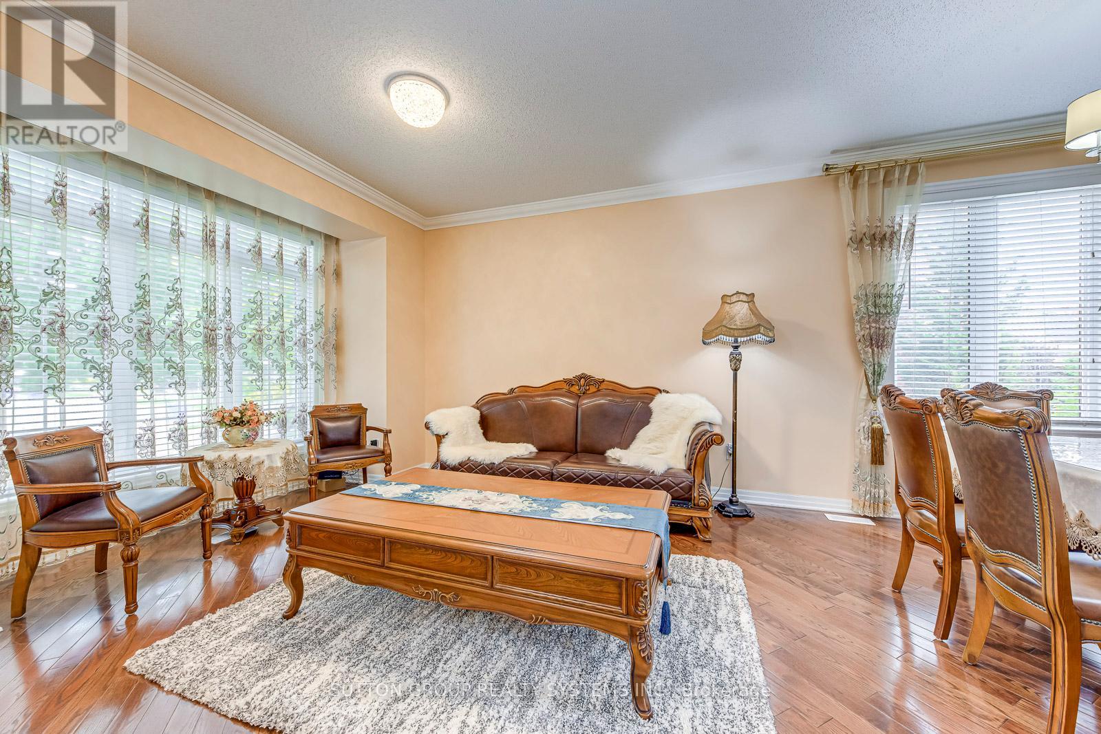 2207 Kwinter Road, Oakville, Ontario  L6M 0G1 - Photo 5 - W12469174