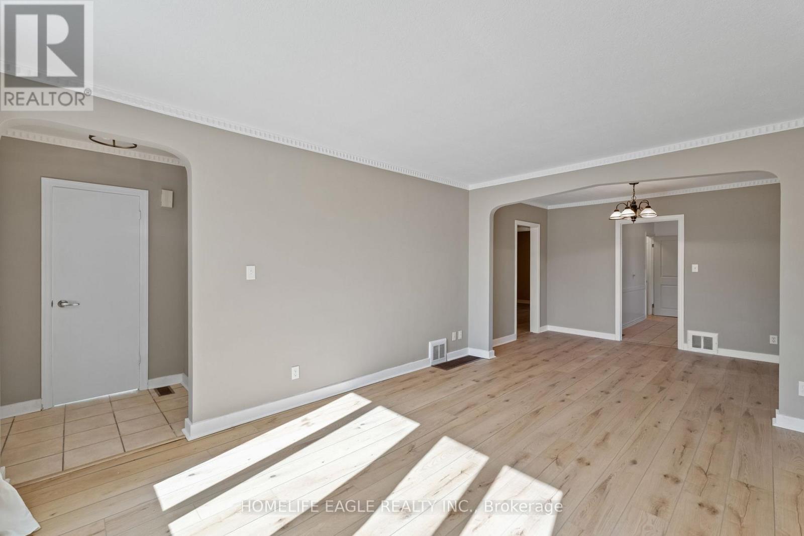 46 Athol Avenue, Toronto, Ontario  M8Z 2A4 - Photo 2 - W12469181