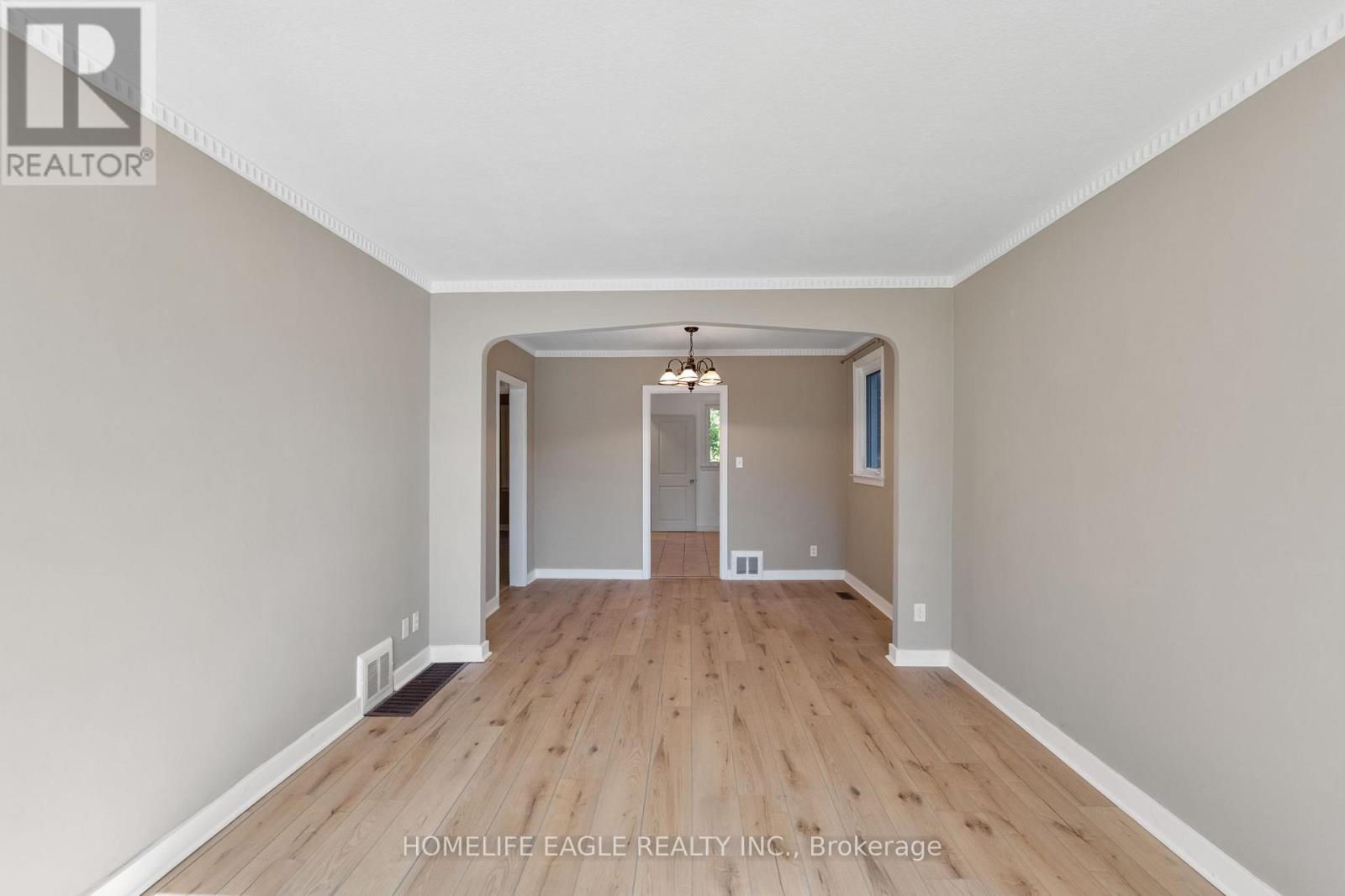 46 Athol Avenue, Toronto, Ontario  M8Z 2A4 - Photo 3 - W12469181