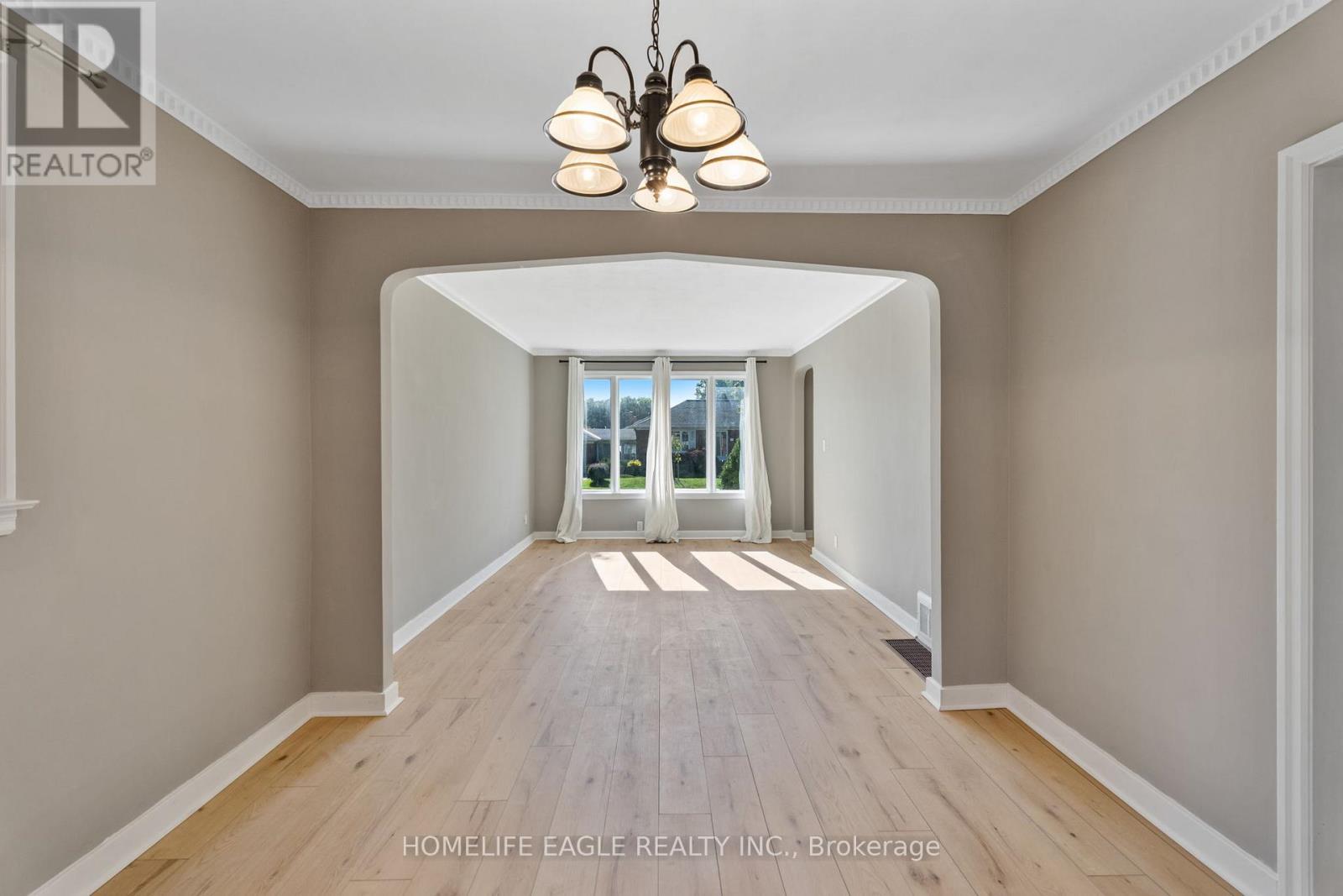 46 Athol Avenue, Toronto, Ontario  M8Z 2A4 - Photo 4 - W12469181