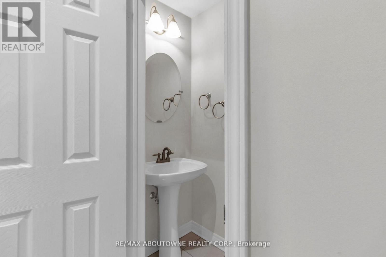Upper - 128 Breton Avenue, Mississauga, Ontario  L4Z 4K5 - Photo 10 - W12469196