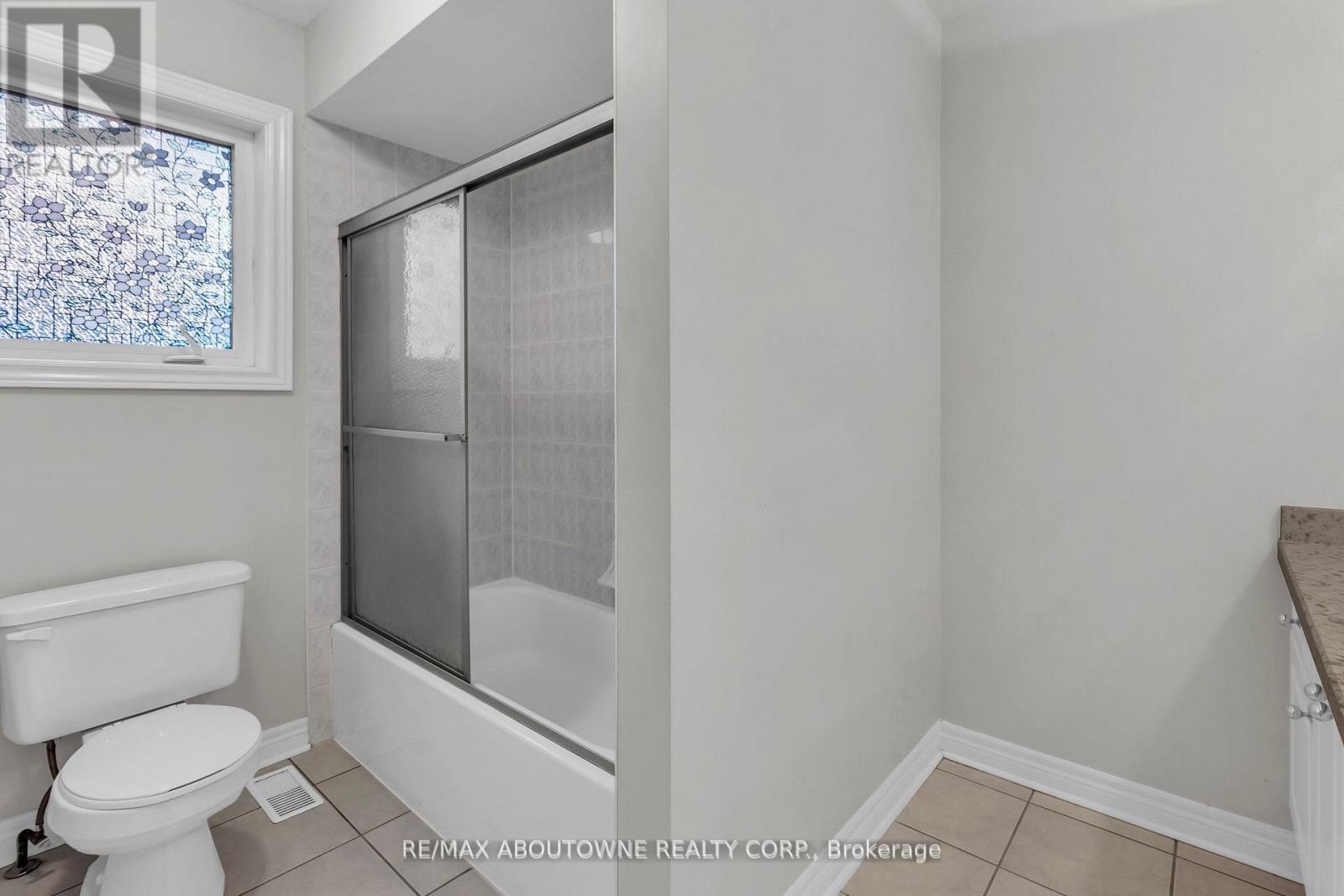 Upper - 128 Breton Avenue, Mississauga, Ontario  L4Z 4K5 - Photo 18 - W12469196