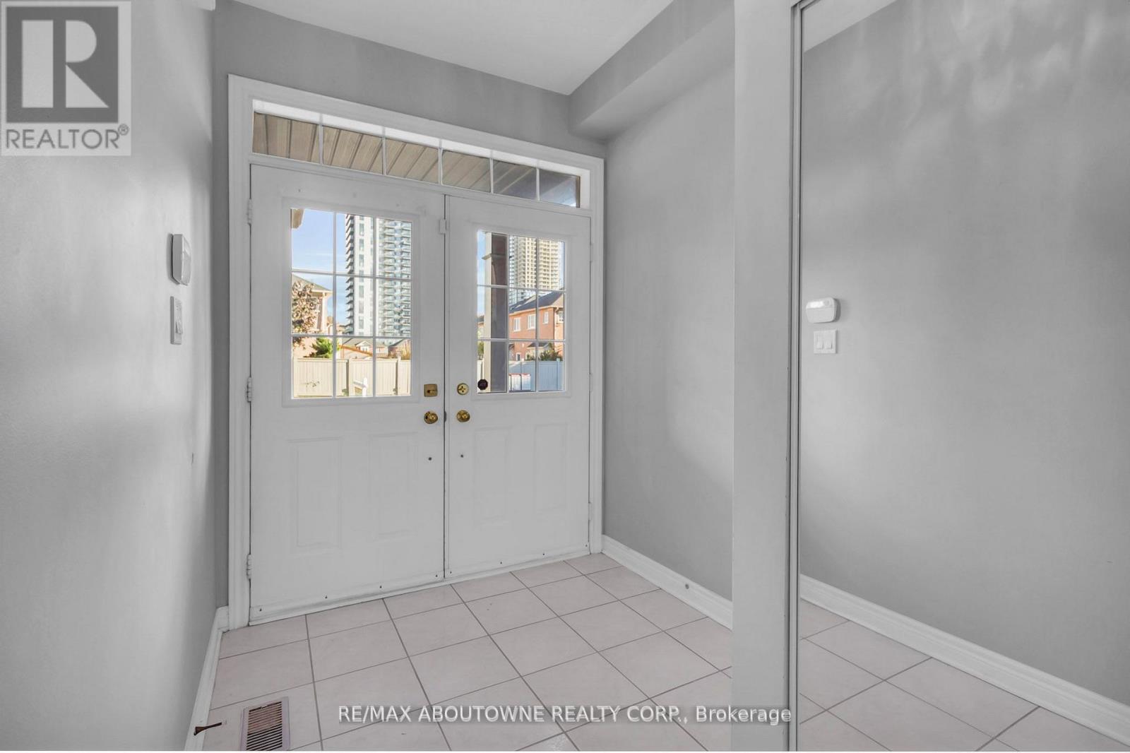 Upper - 128 Breton Avenue, Mississauga, Ontario  L4Z 4K5 - Photo 2 - W12469196
