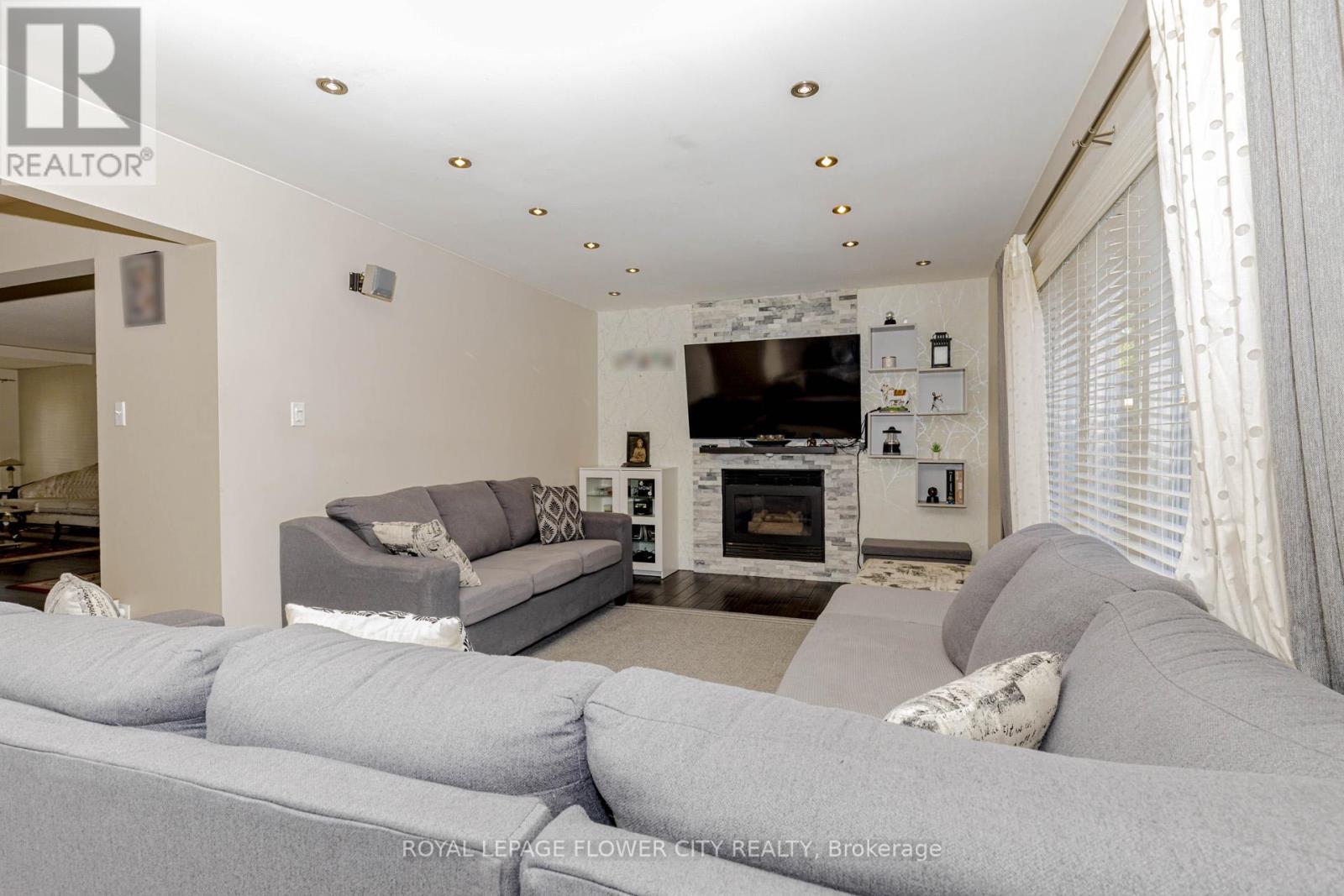 30 Foxtail Road, Brampton, Ontario  L6R 1E2 - Photo 16 - W12469231