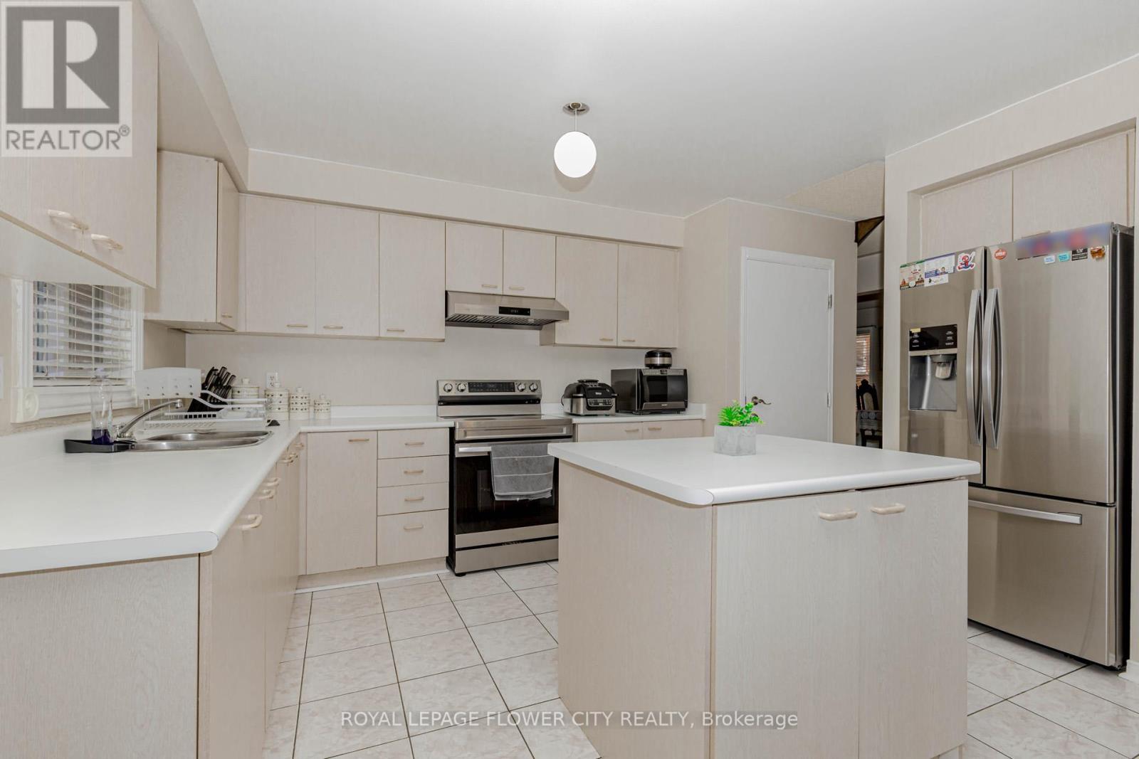 30 Foxtail Road, Brampton, Ontario  L6R 1E2 - Photo 20 - W12469231
