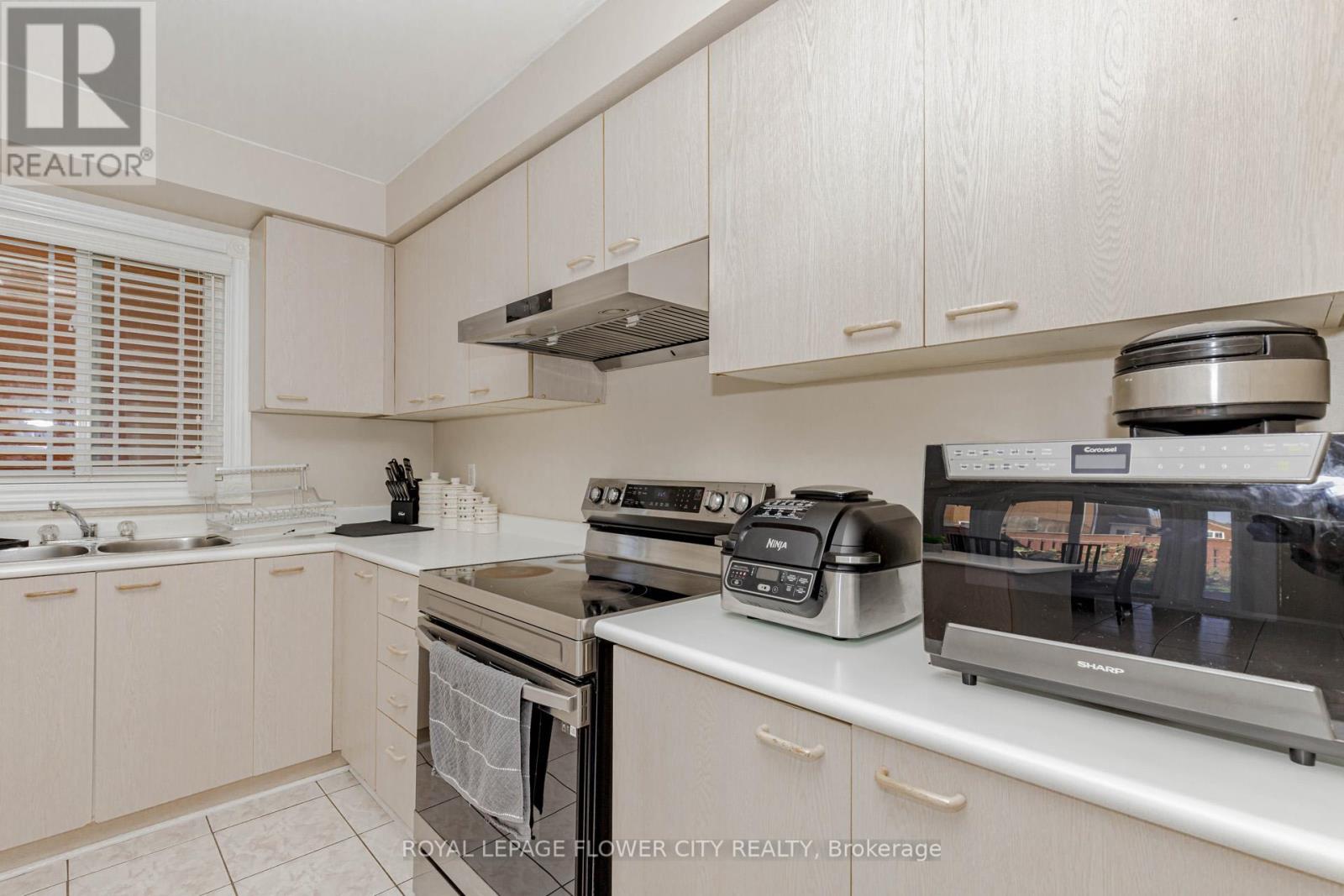 30 Foxtail Road, Brampton, Ontario  L6R 1E2 - Photo 21 - W12469231