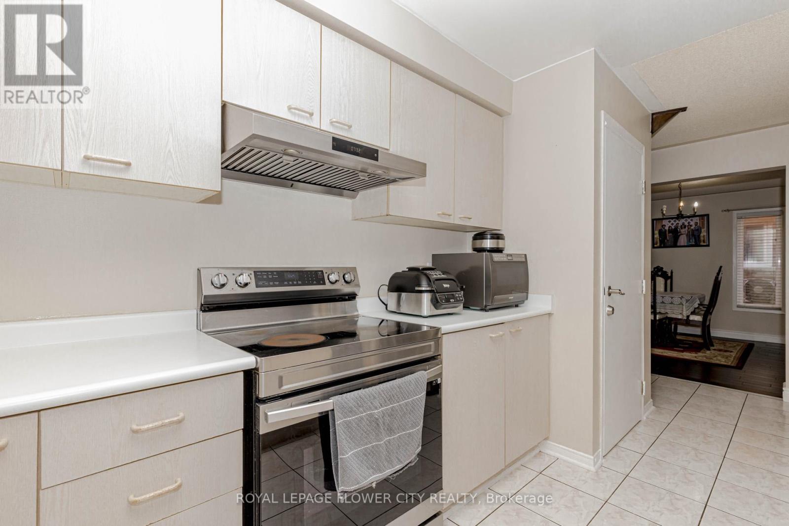 30 Foxtail Road, Brampton, Ontario  L6R 1E2 - Photo 22 - W12469231