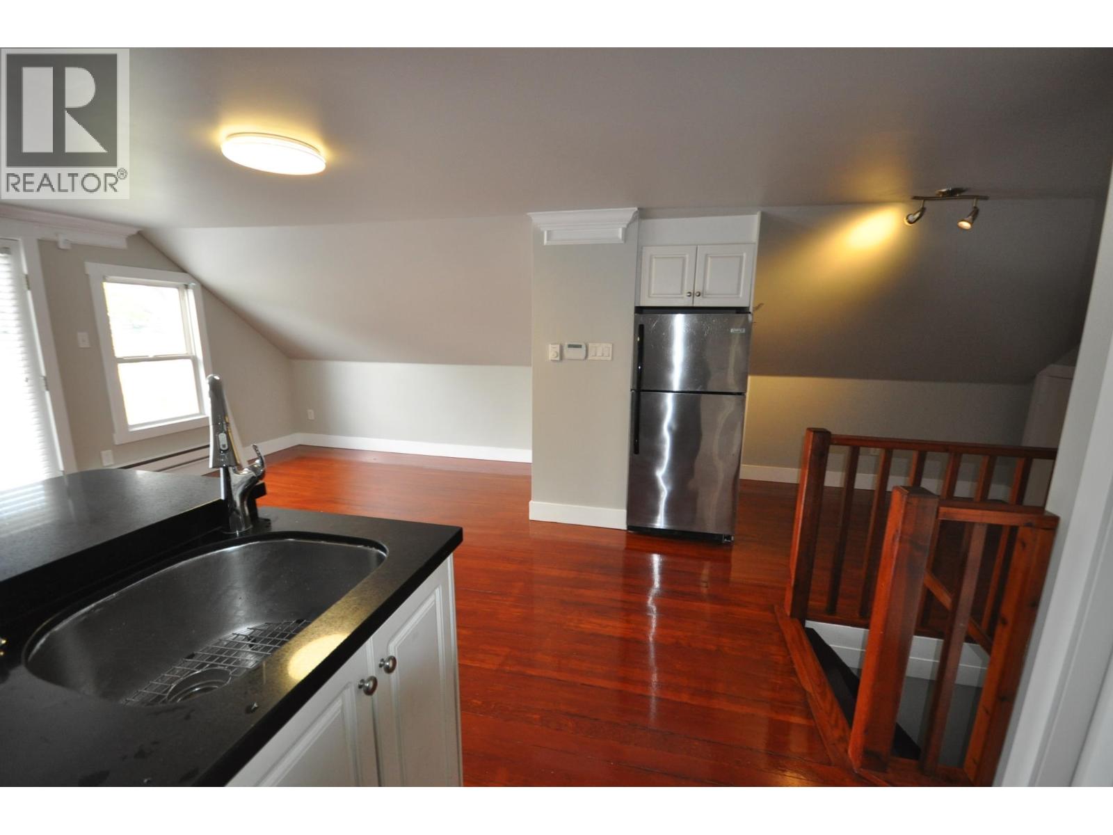 7505 Kingsway, Burnaby, British Columbia  V3N 3C1 - Photo 2 - R3059492