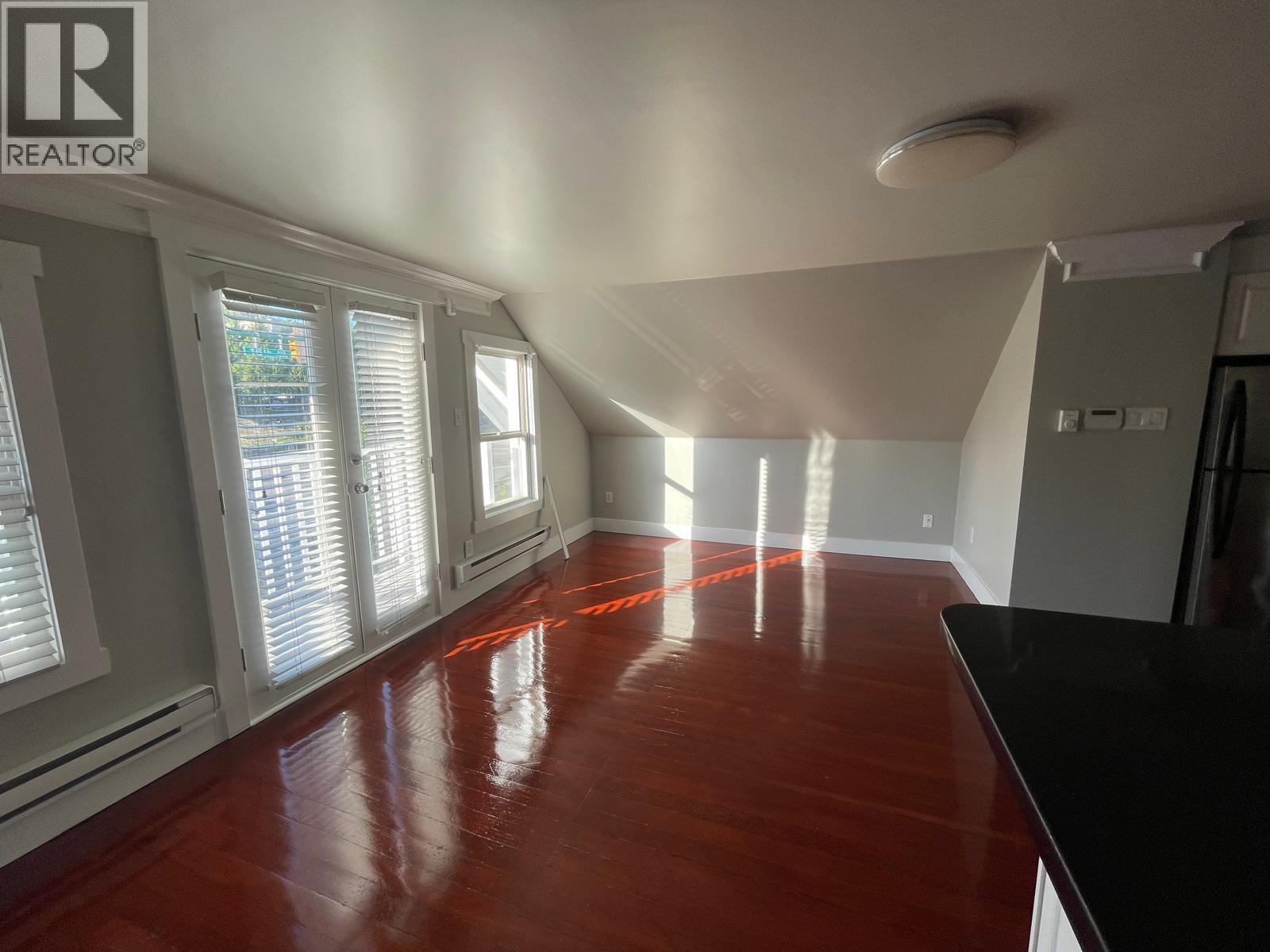 7505 Kingsway, Burnaby, British Columbia  V3N 3C1 - Photo 3 - R3059492