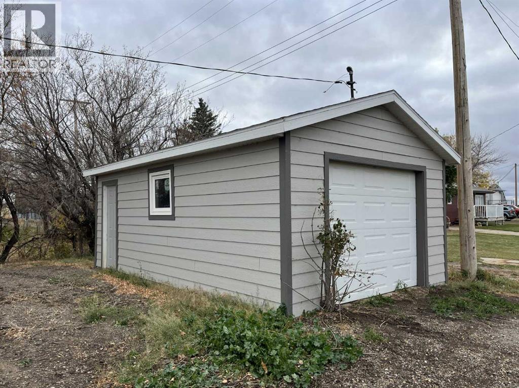 218 Main Street, Burdett, Alberta  T0K 0J0 - Photo 10 - A2264192